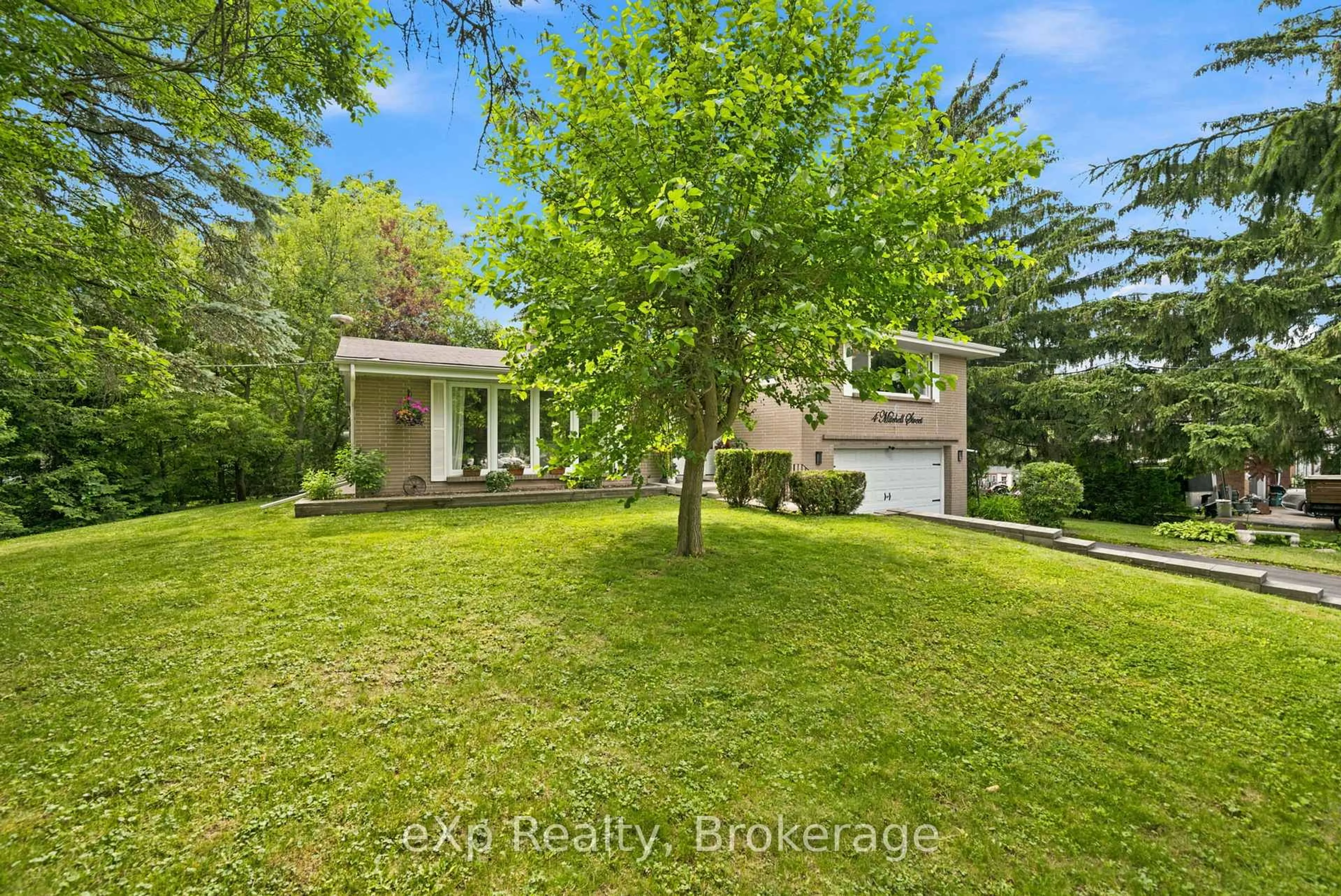 A pic from outside/outdoor area/front of a property/back of a property/a pic from drone, street for 4 Mitchell St, Port Hope Ontario L1A 2W5