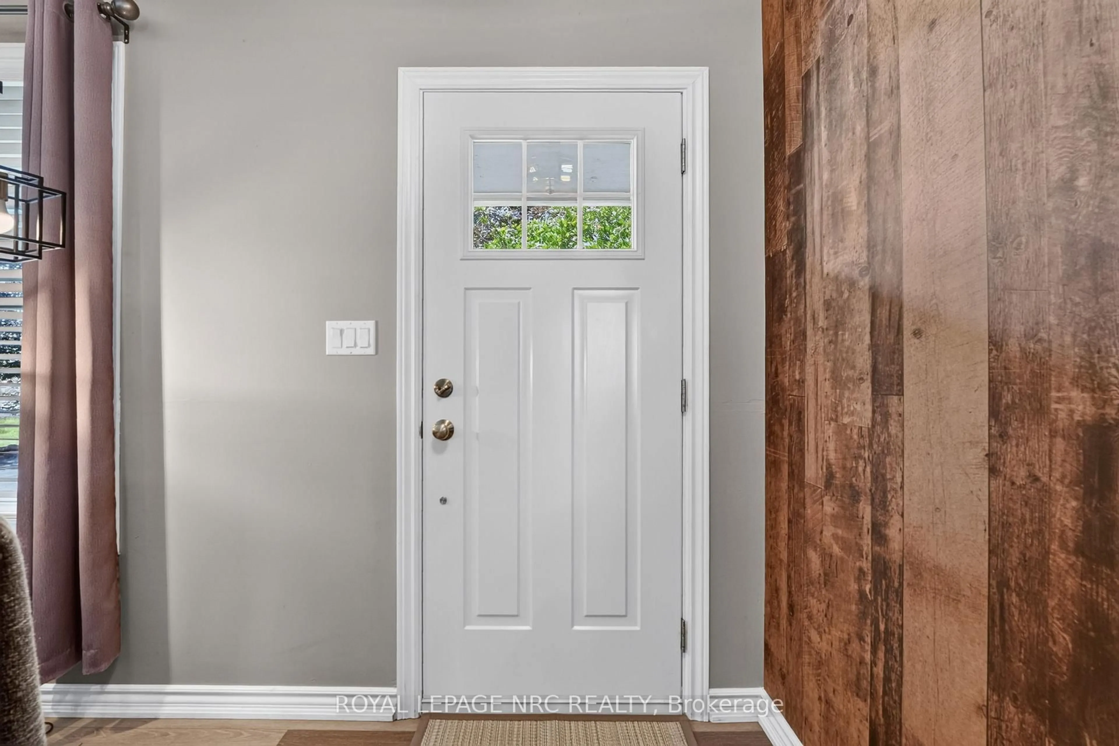 Indoor entryway for 3532 BLACK CREEK Rd, Fort Erie Ontario L0S 1S0