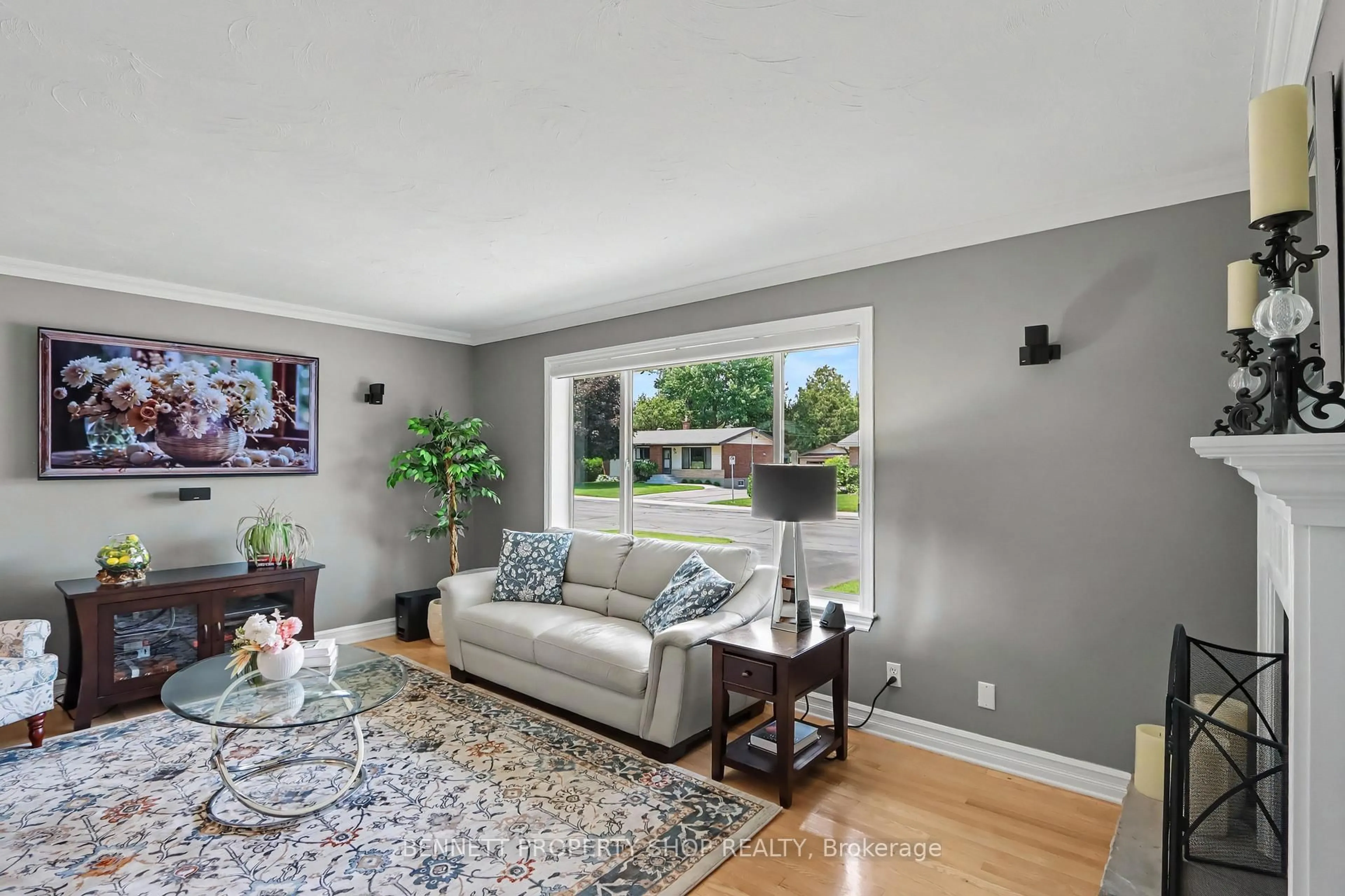 Living room with furniture, unknown for 28 Majestic Dr, Ottawa Ontario K2G 1C7