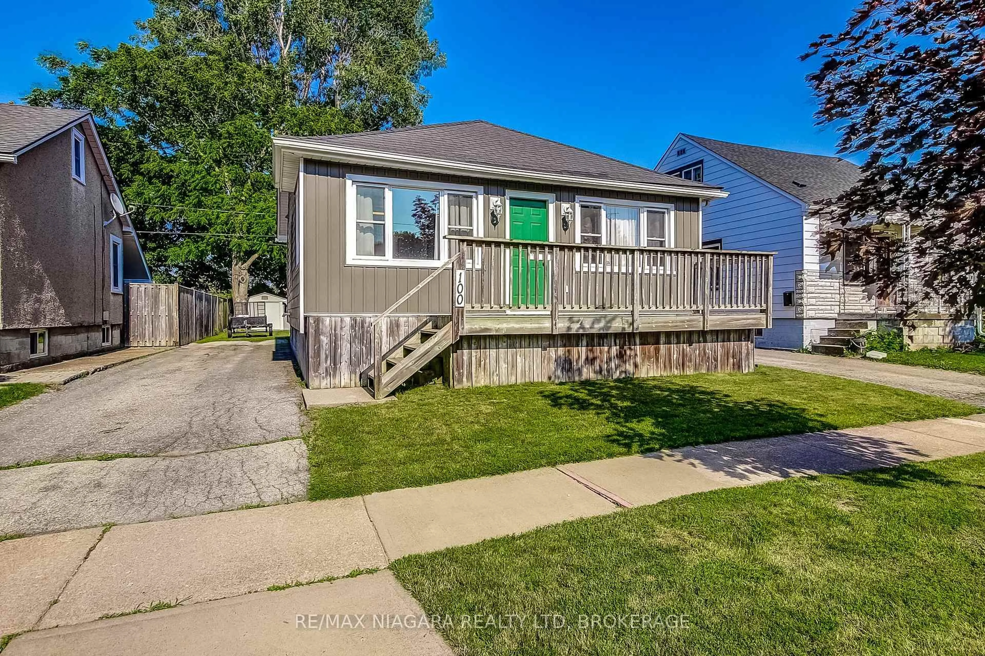 Home with vinyl exterior material, street for 100 Dunkirk Rd, Welland Ontario L3B 2N6