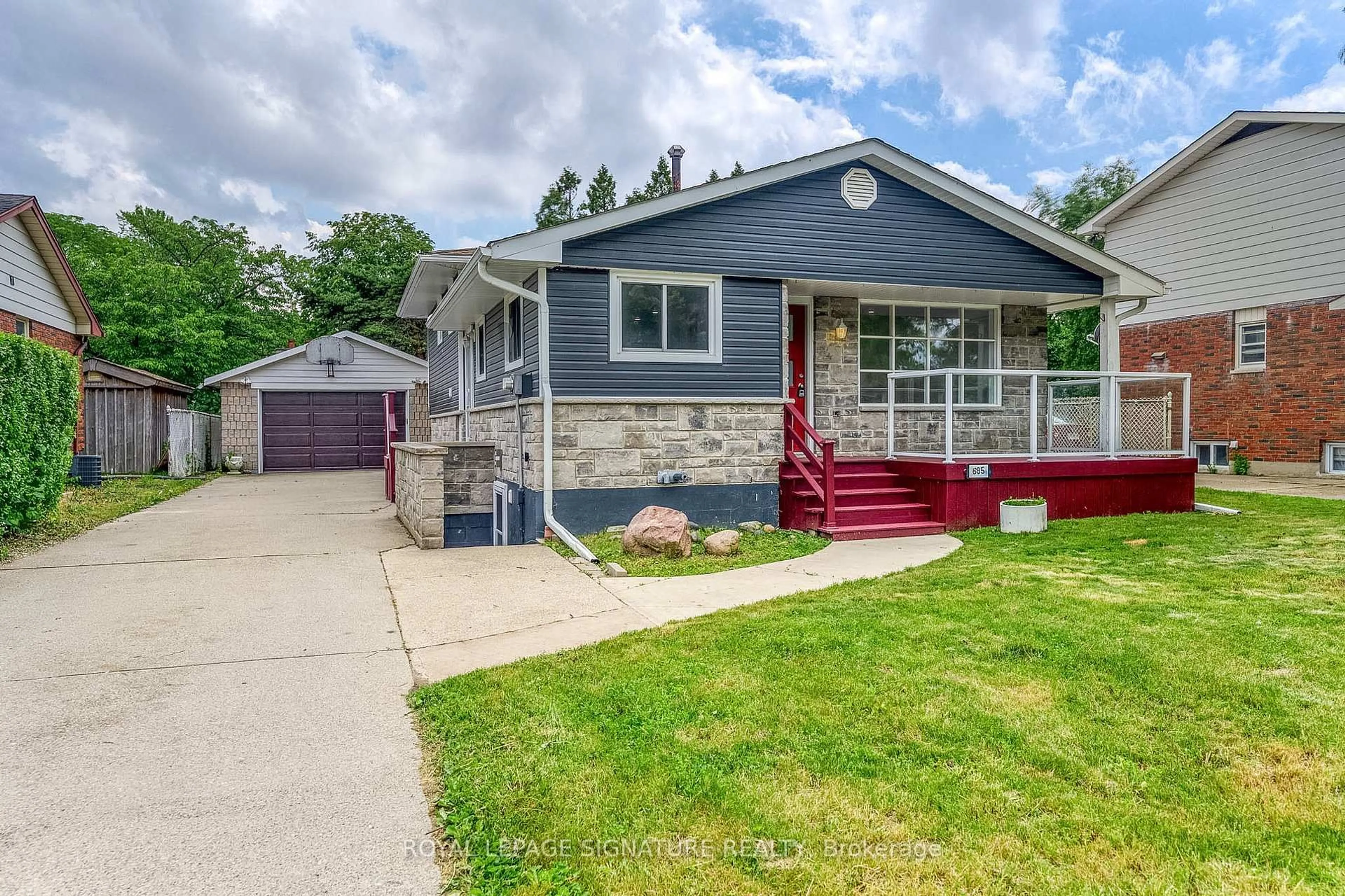 Home with vinyl exterior material, street for 685 Amesbury Crt, Sarnia Ontario N7V 2P9