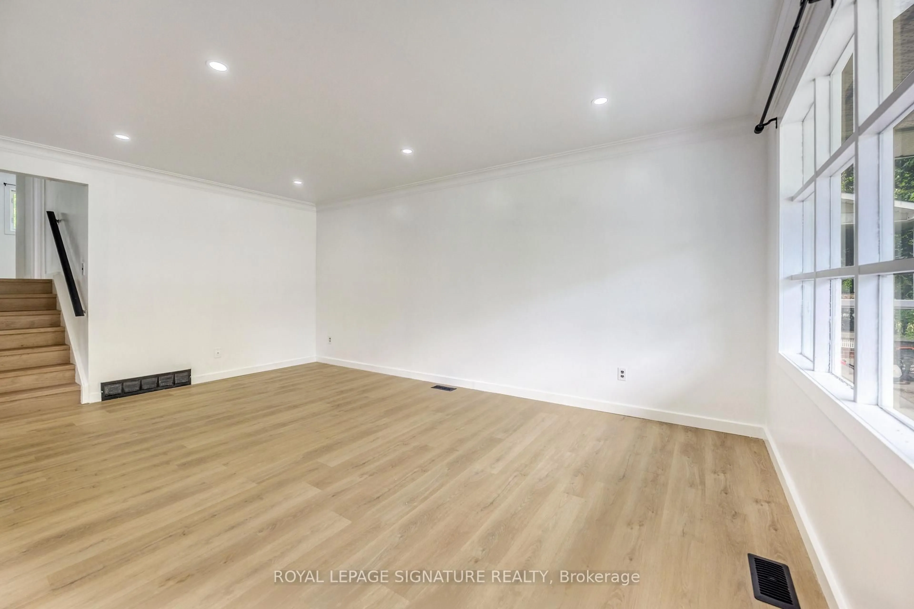 A pic of a room for 685 Amesbury Crt, Sarnia Ontario N7V 2P9