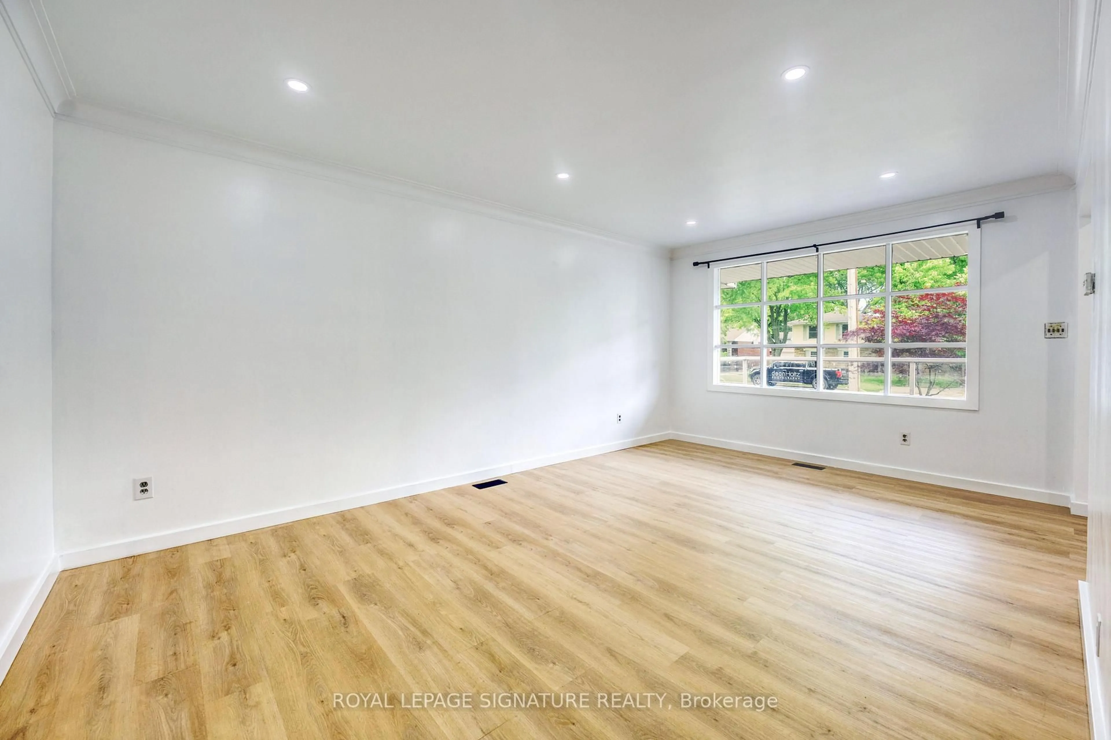 A pic of a room for 685 Amesbury Crt, Sarnia Ontario N7V 2P9