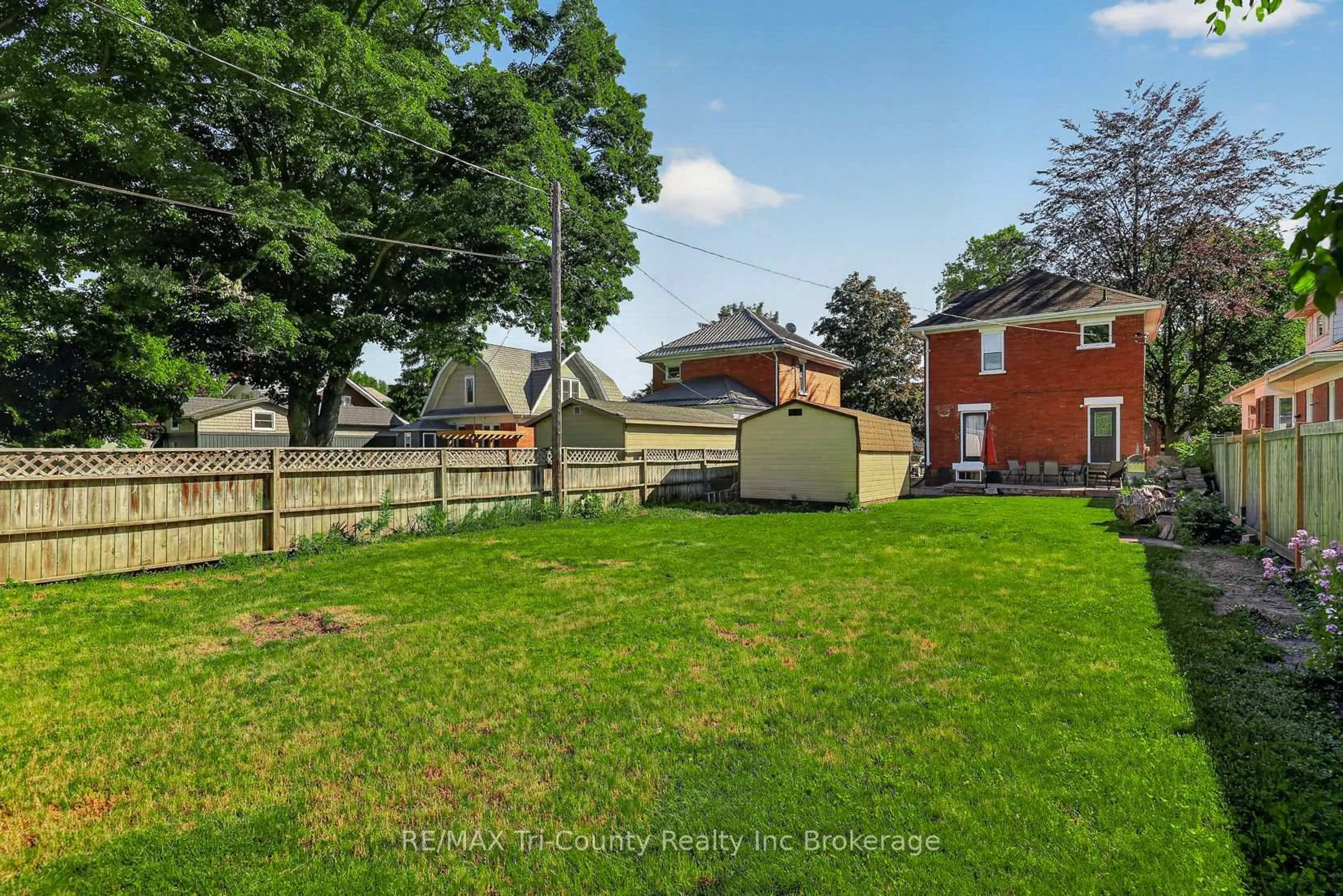 A pic from outside/outdoor area/front of a property/back of a property/a pic from drone, street for 335 Broadway St, Tillsonburg Ontario N4G 3S4