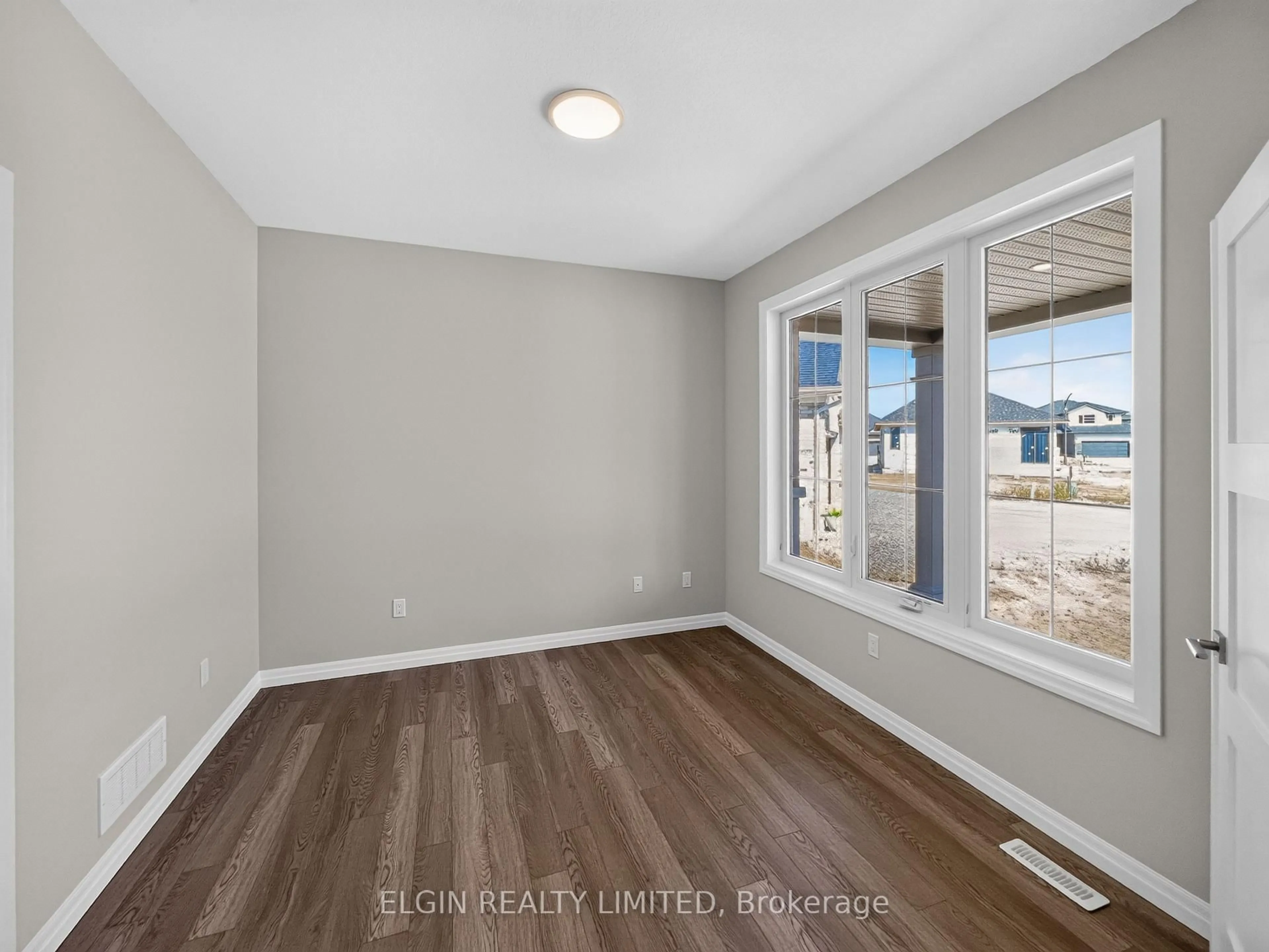 A pic of a room for 5 Columbus Crt, Central Elgin Ontario N5P 0E5