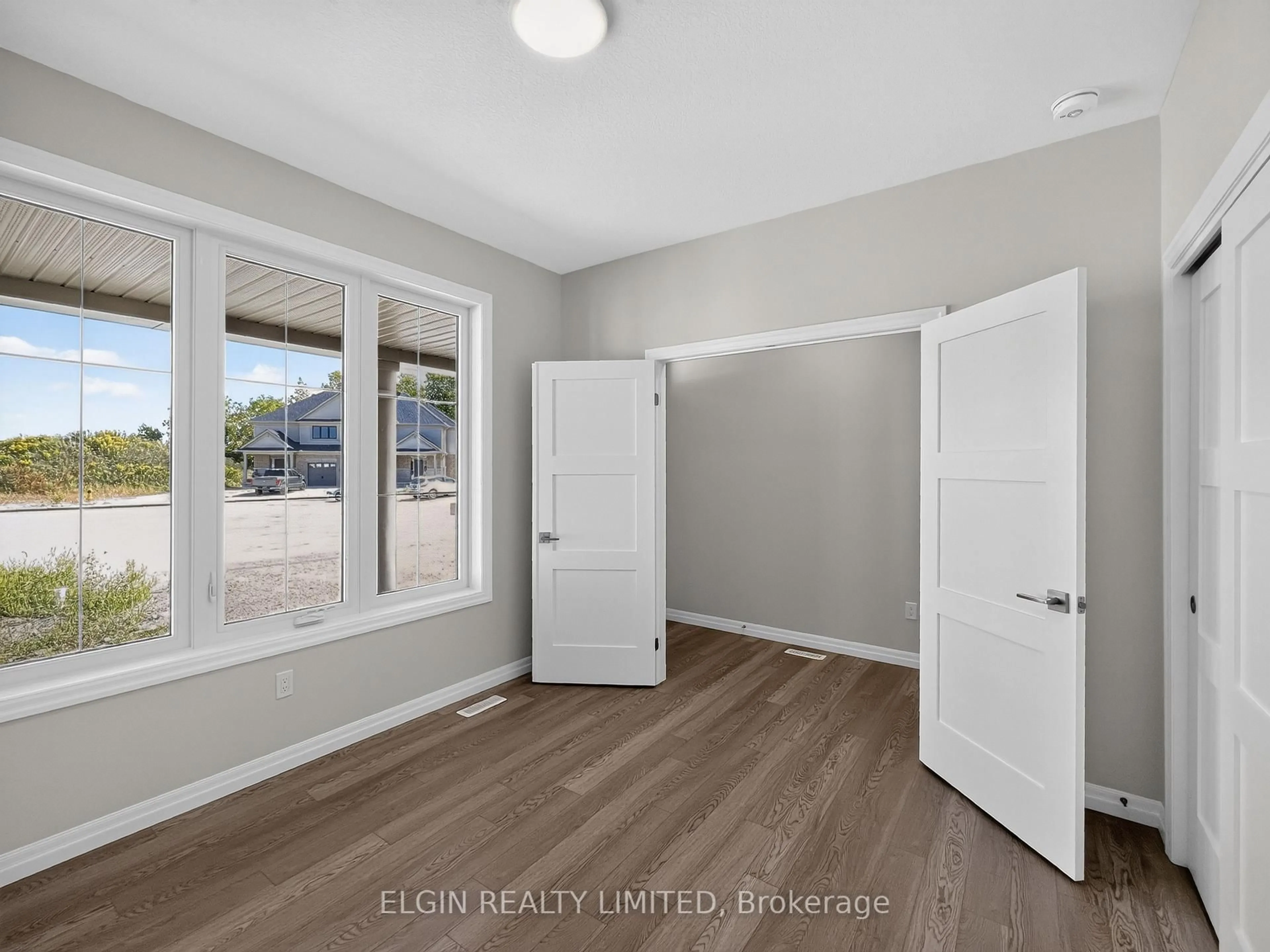 A pic of a room for 5 Columbus Crt, Central Elgin Ontario N5P 0E5