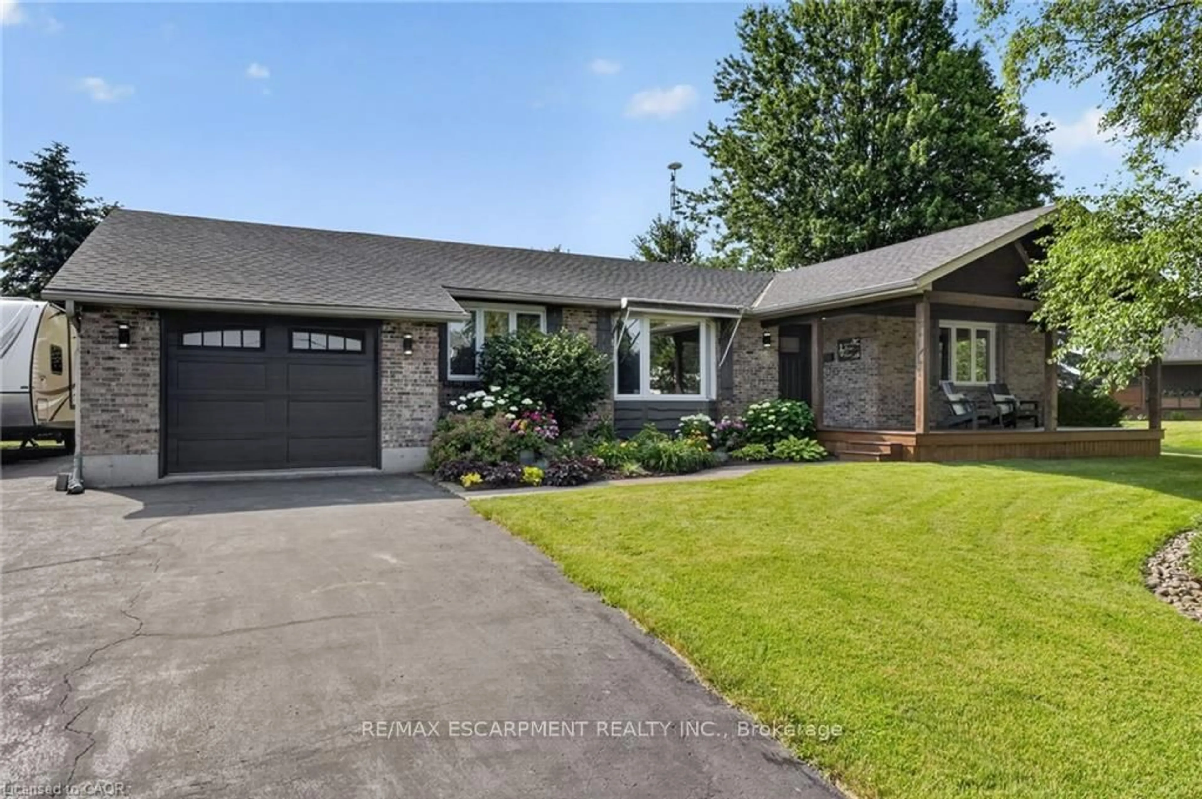 Home with brick exterior material, street for 952 Robinson Rd, Haldimand Ontario N1A 2W1