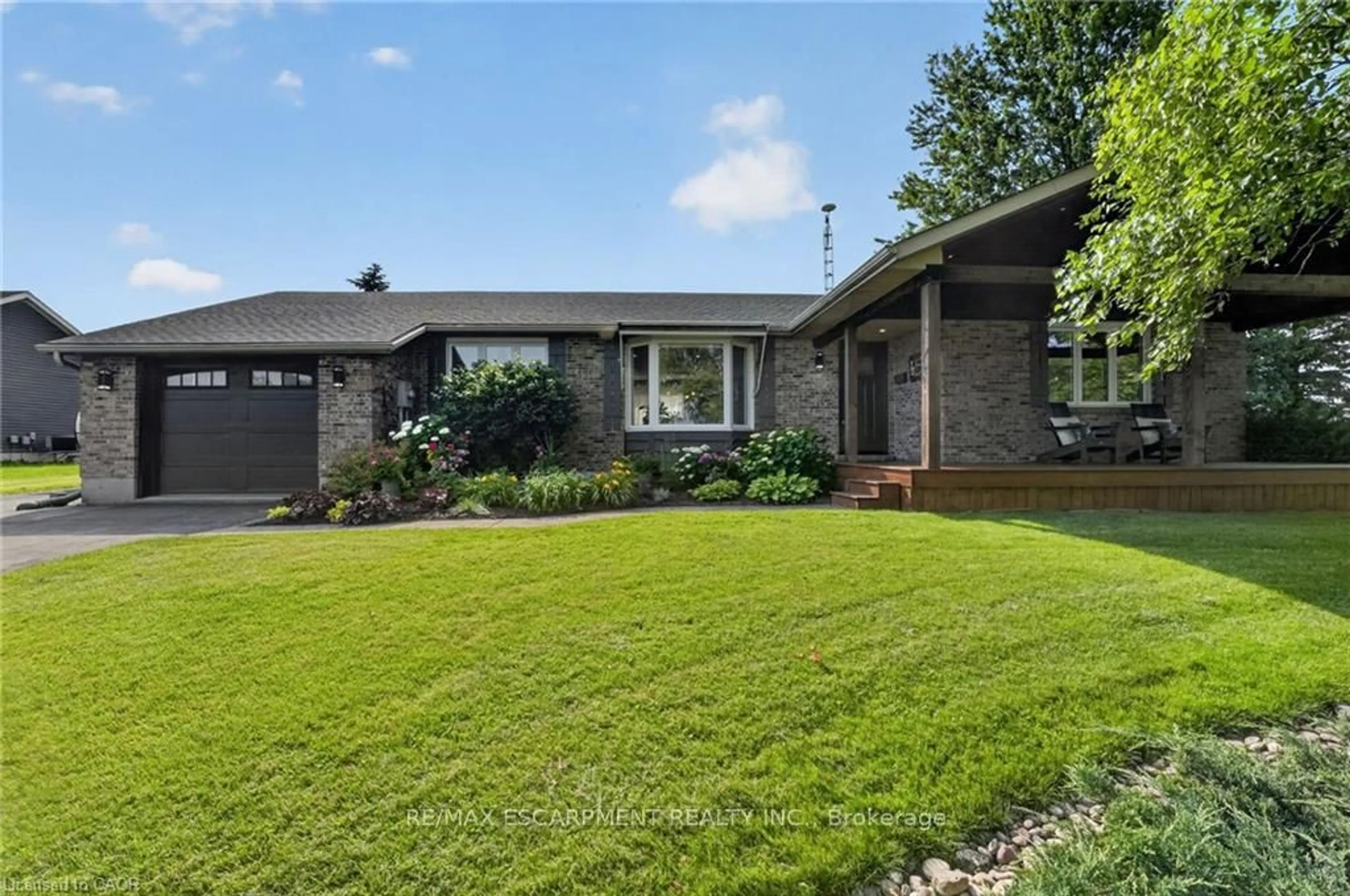 Home with brick exterior material, street for 952 Robinson Rd, Haldimand Ontario N1A 2W1