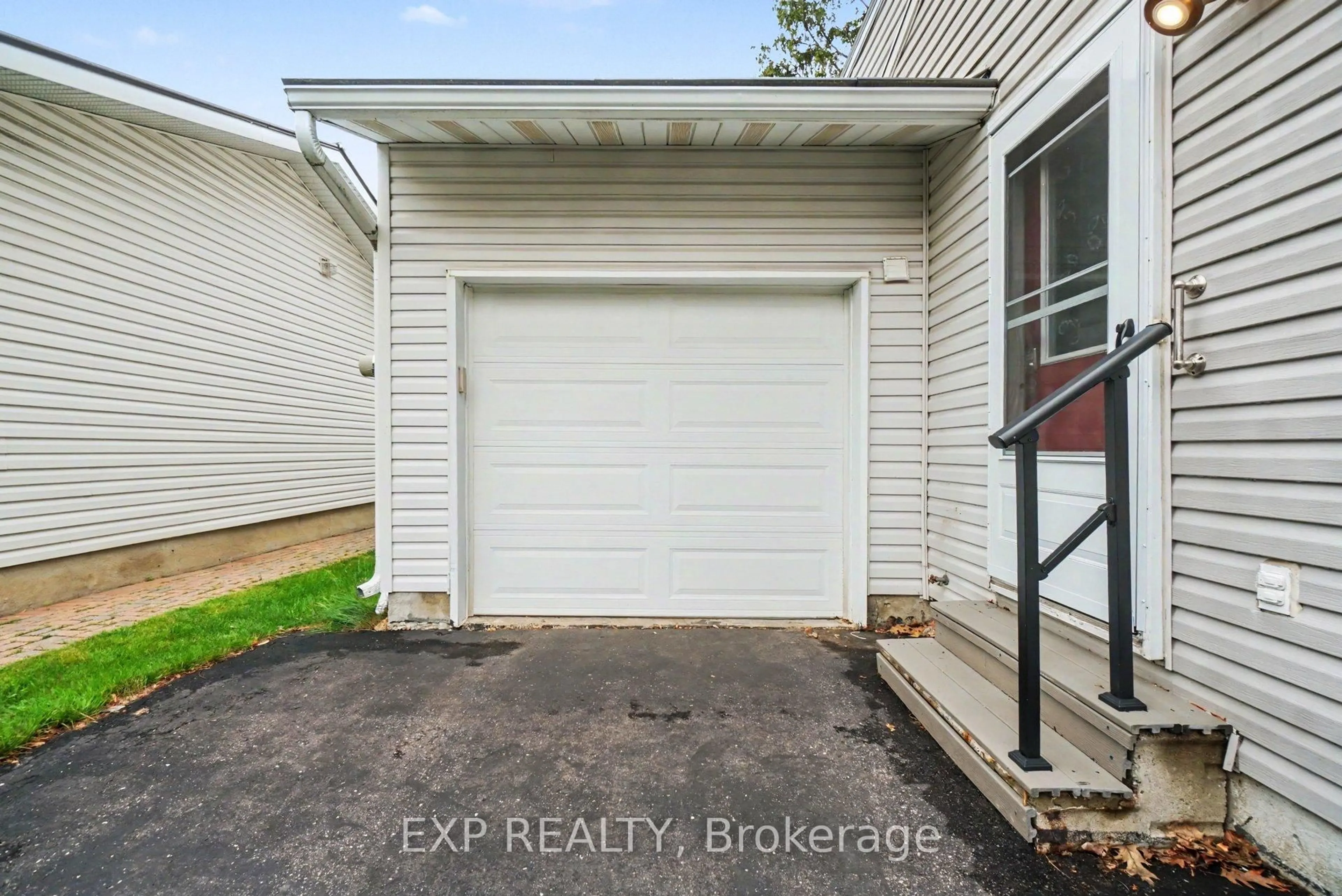 Indoor garage for 1021 Cadboro Rd, Ottawa Ontario K1J 8C8
