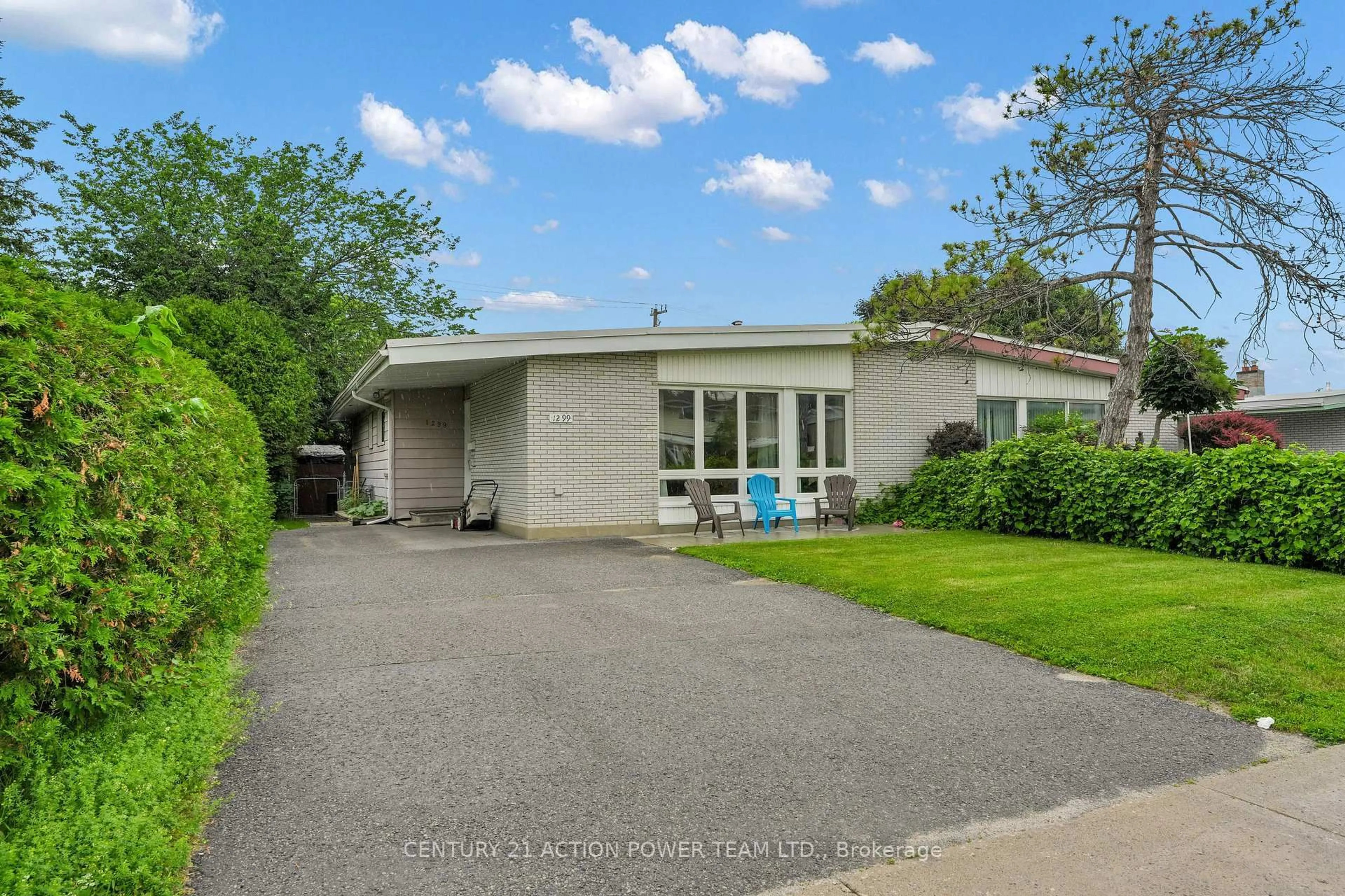 A pic from outside/outdoor area/front of a property/back of a property/a pic from drone, street for 1299 Meadowlands Dr, Ottawa Ontario K2E 6K4