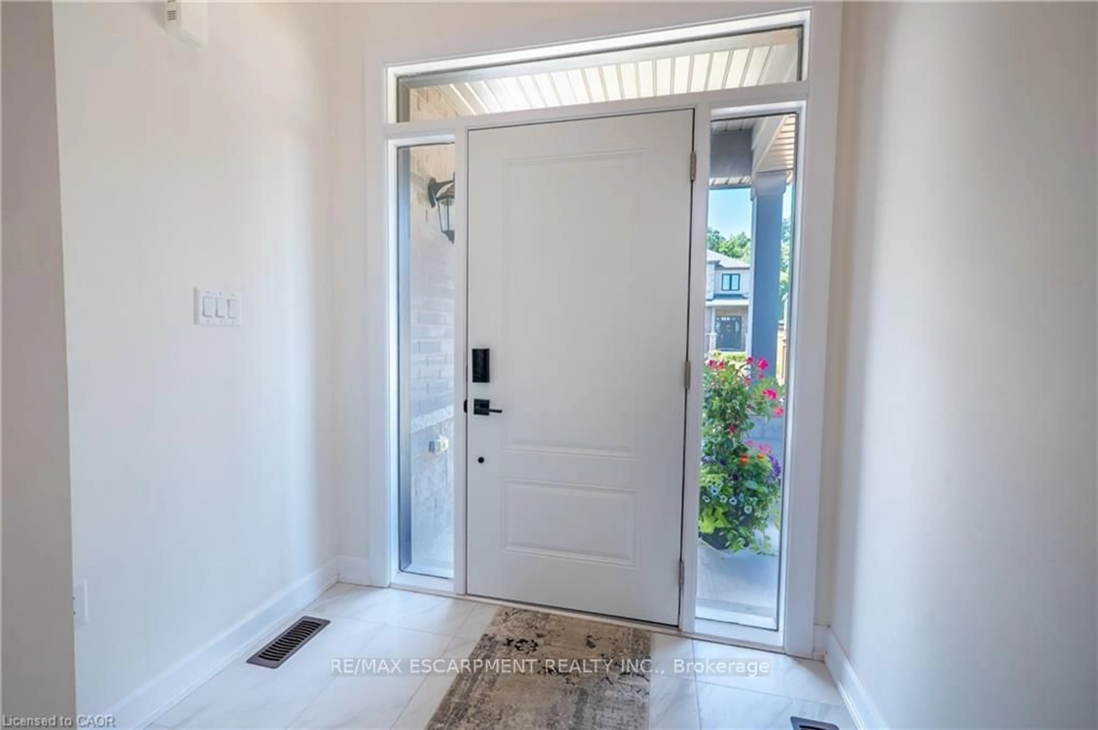 Indoor entryway for 38 Riesling St, Grimsby Ontario L3M 0L2