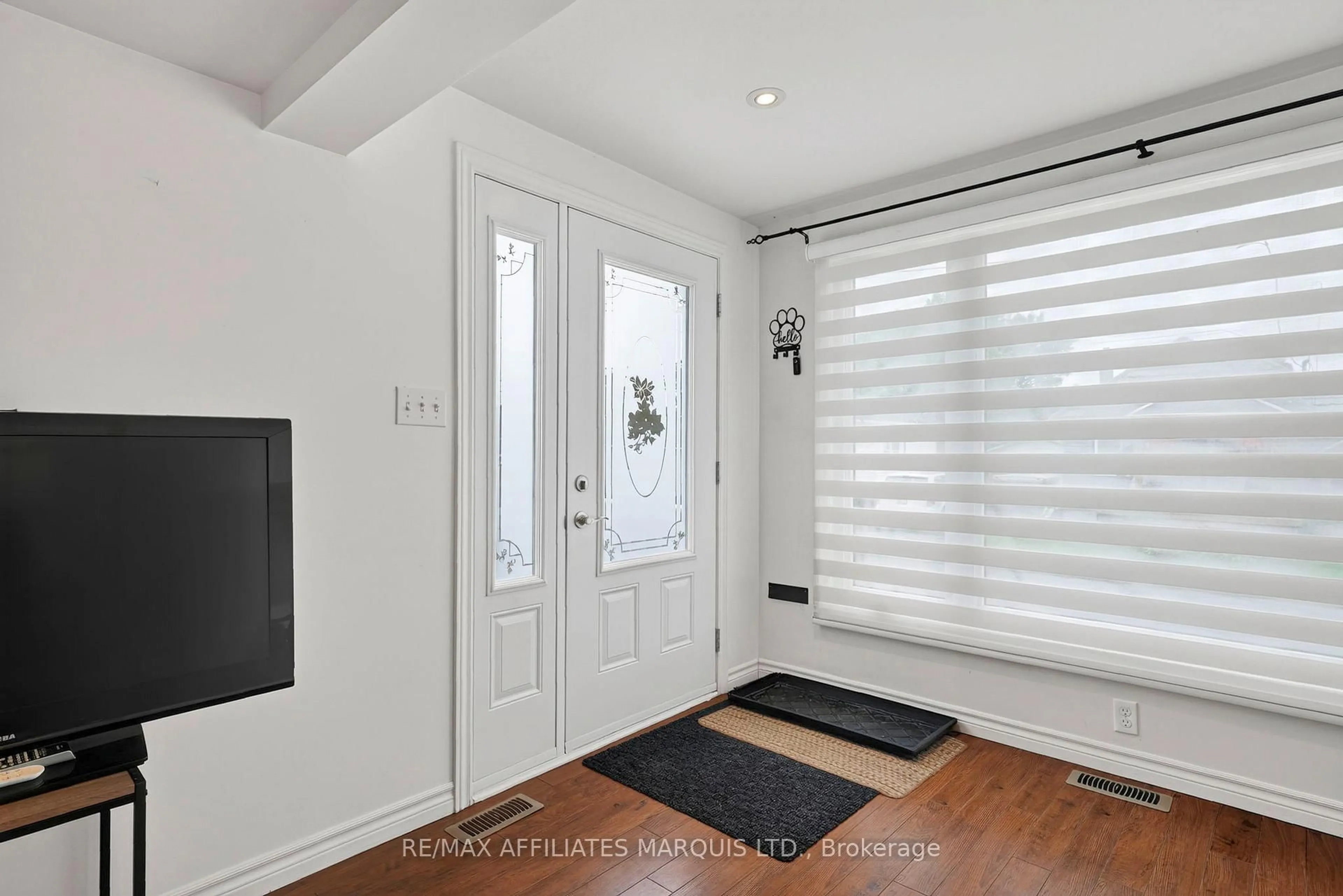 Indoor entryway for 331 Sixth St, Cornwall Ontario K6J 2X1