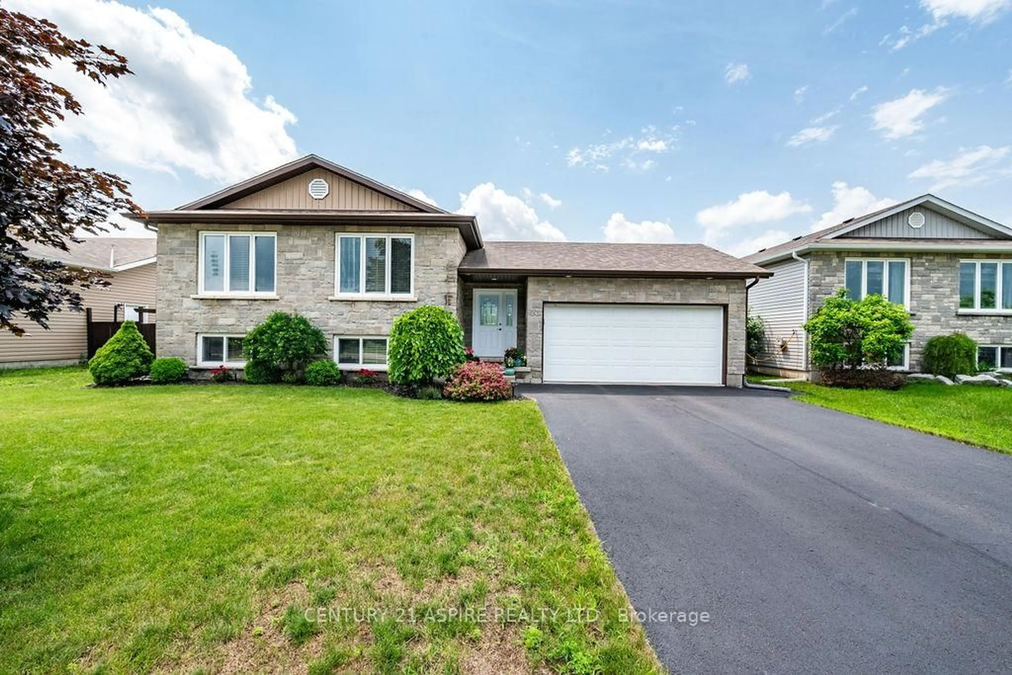 Home with vinyl exterior material, street for 23 Boulder Creek Tr, Petawawa Ontario K8H 0B2