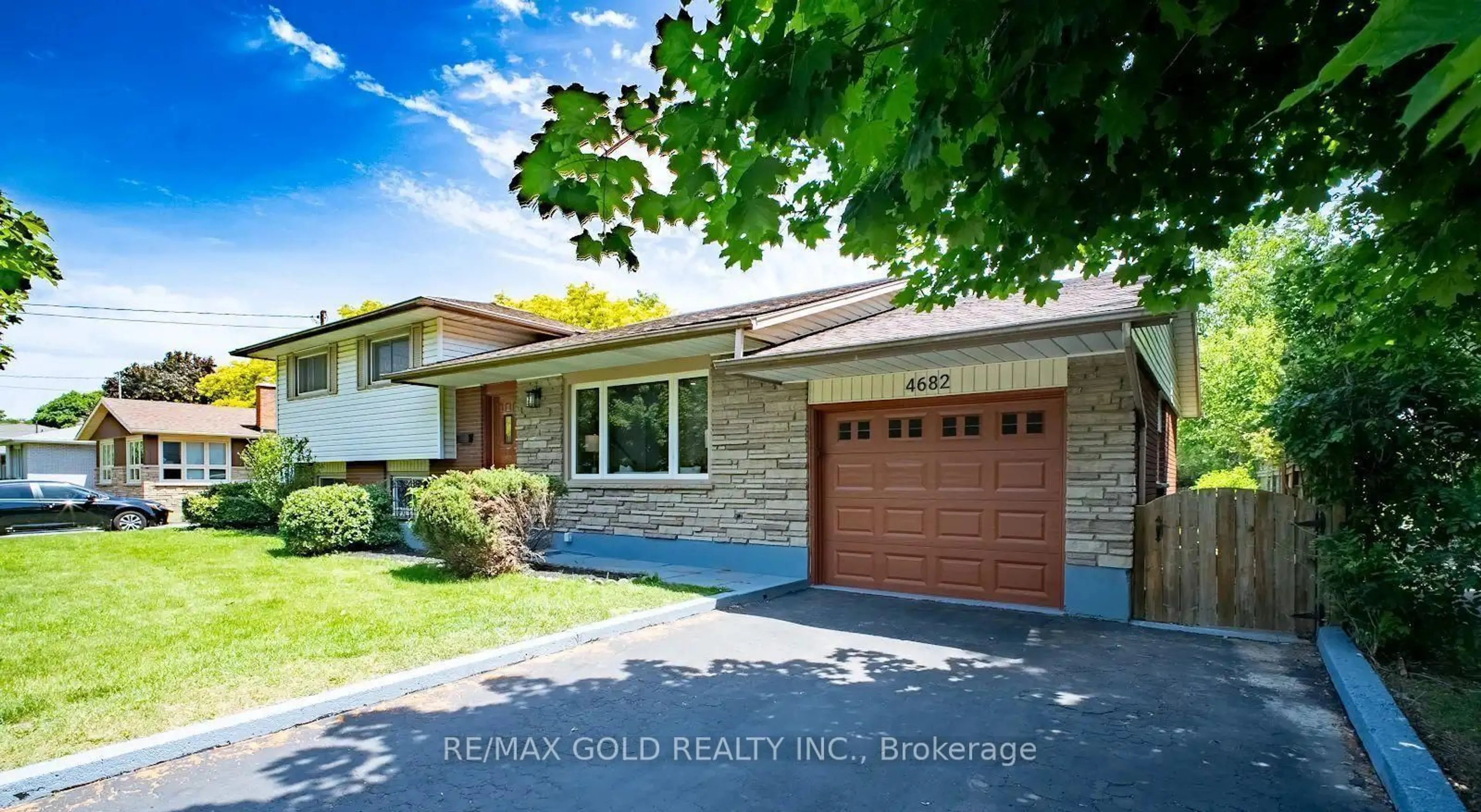 Home with brick exterior material, street for 4682 Pinedale Dr, Niagara Falls Ontario L2E 6M8