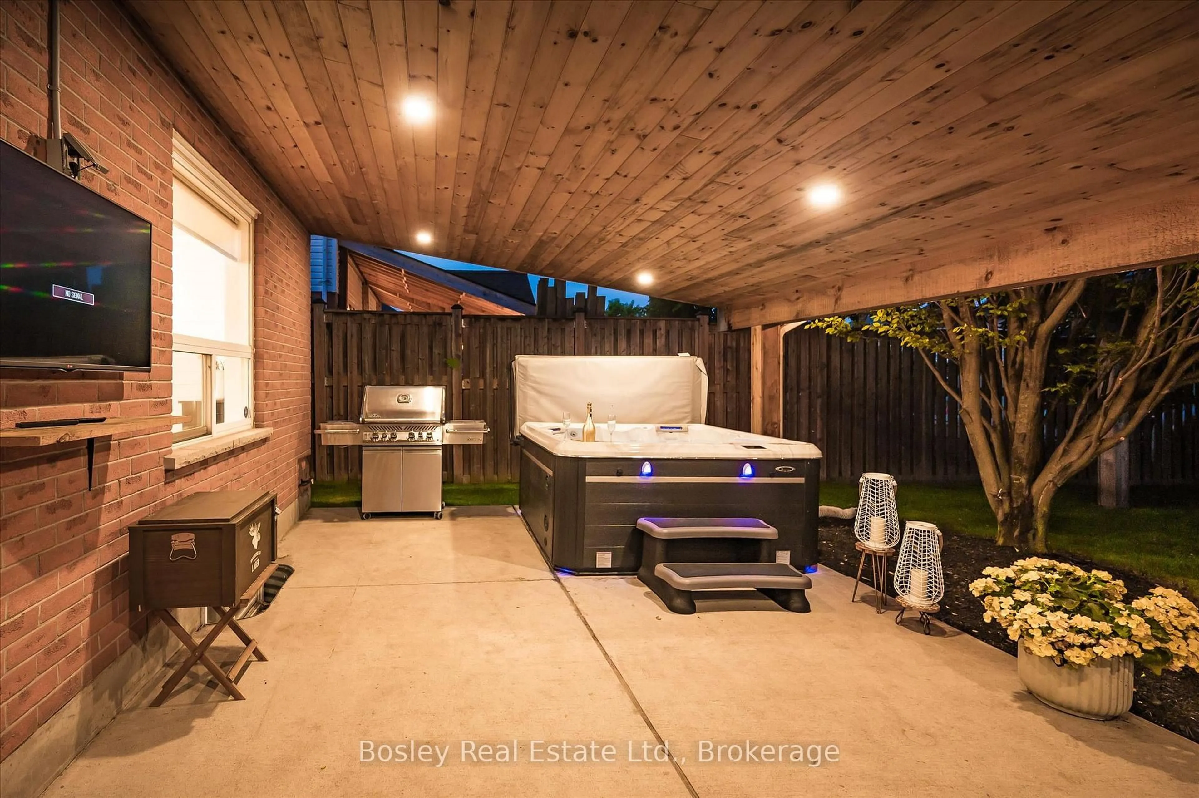 Patio, street for 24 Watson Cres, North Dumfries Ontario N0B 1E0