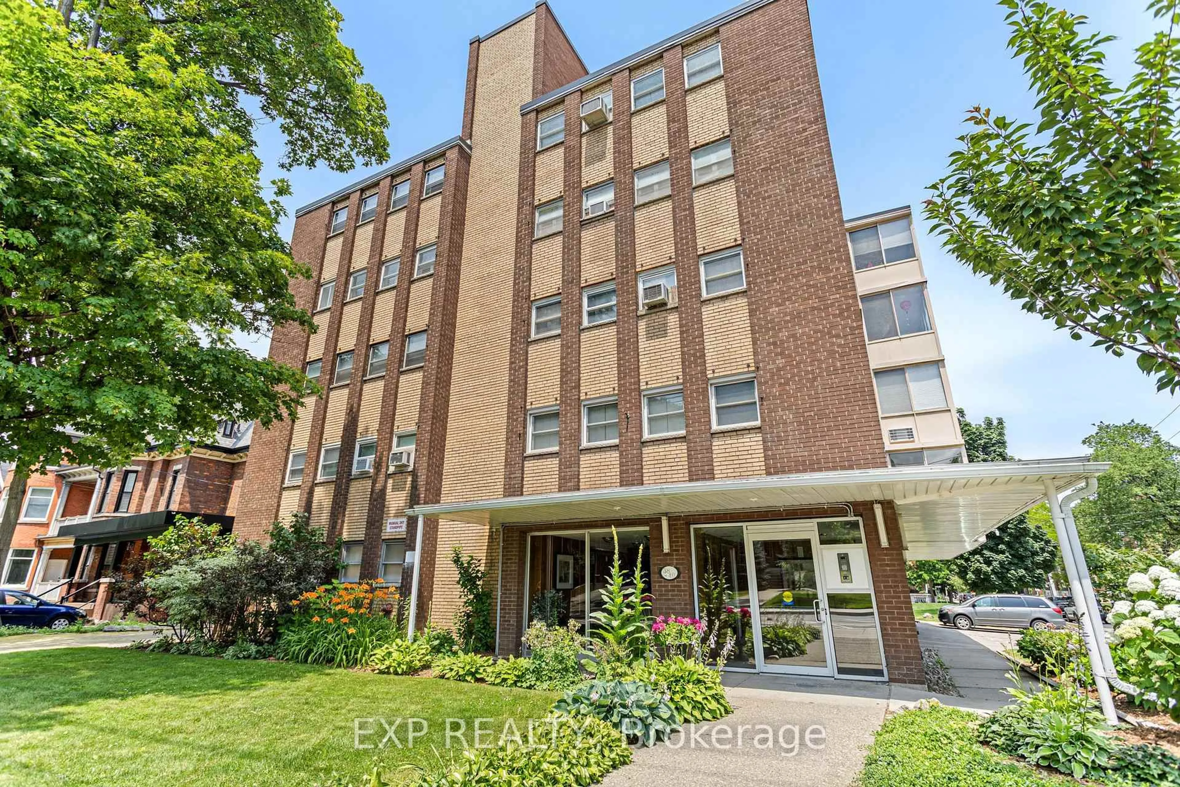 Indoor foyer for 38 Charlton Ave #302, Hamilton Ontario L8P 2C1