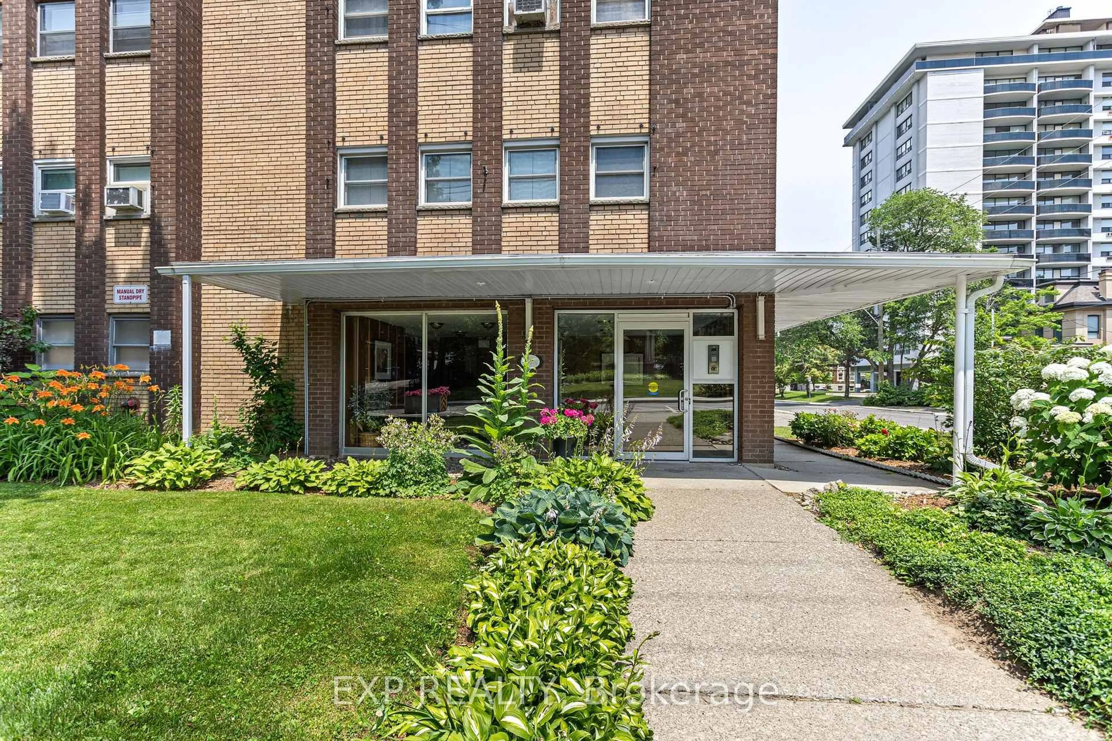 Indoor foyer for 38 Charlton Ave #302, Hamilton Ontario L8P 2C1