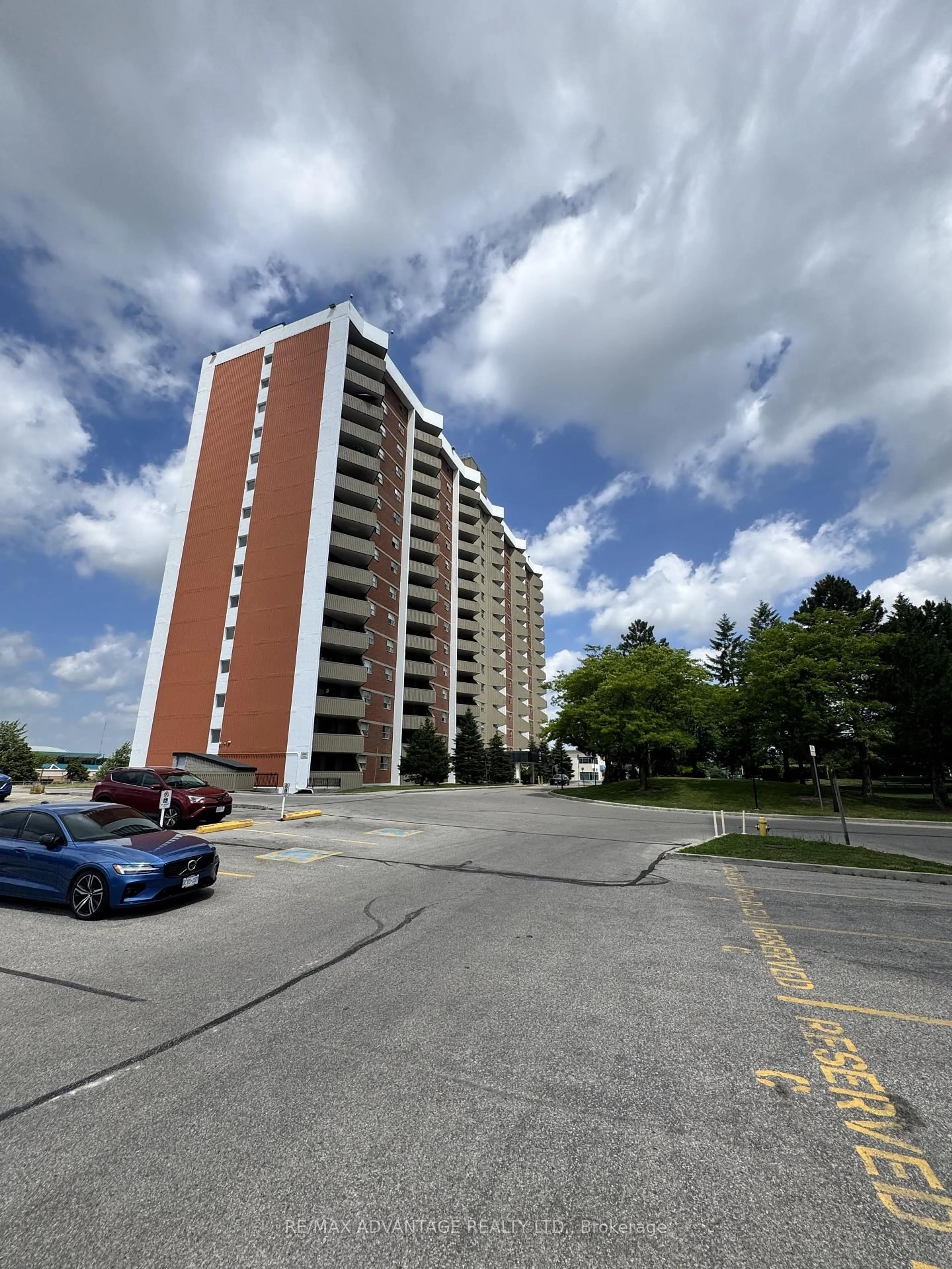 A pic from outside/outdoor area/front of a property/back of a property/a pic from drone, building for 1103 Jalna Blvd #904, London South Ontario N6E 2S9