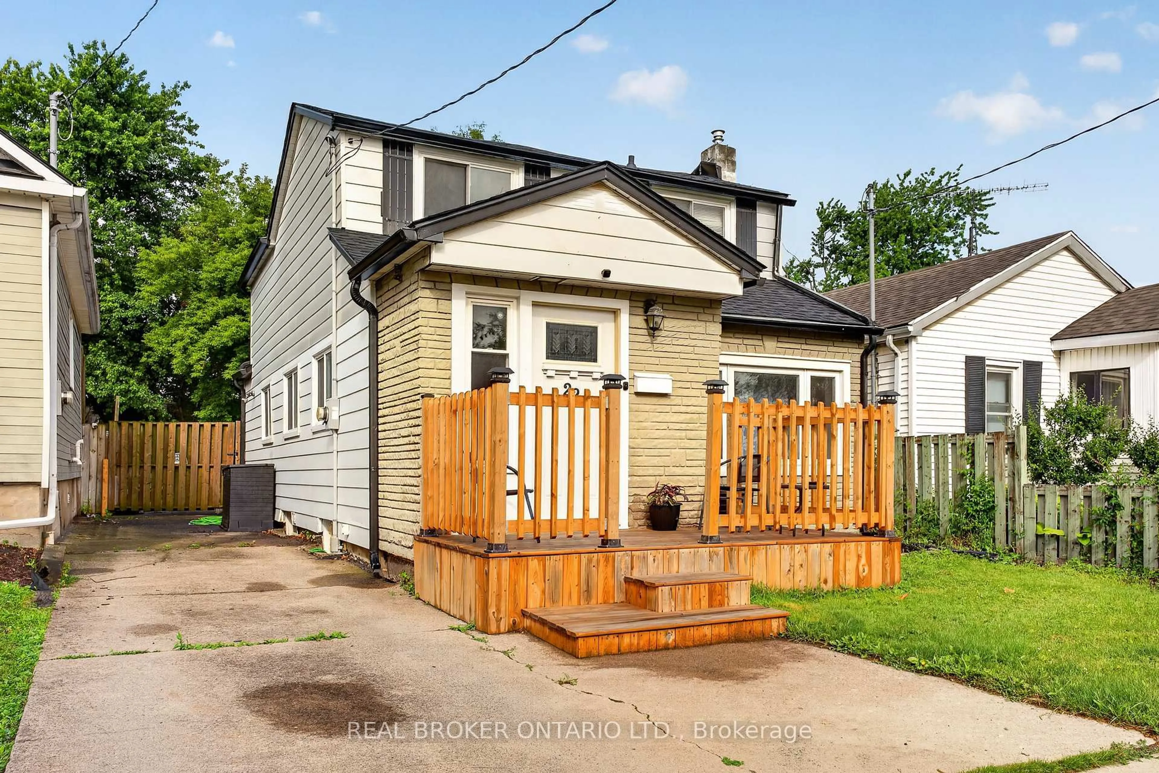 Home with vinyl exterior material, street for 22 Edith St, St. Catharines Ontario L2S 2P7