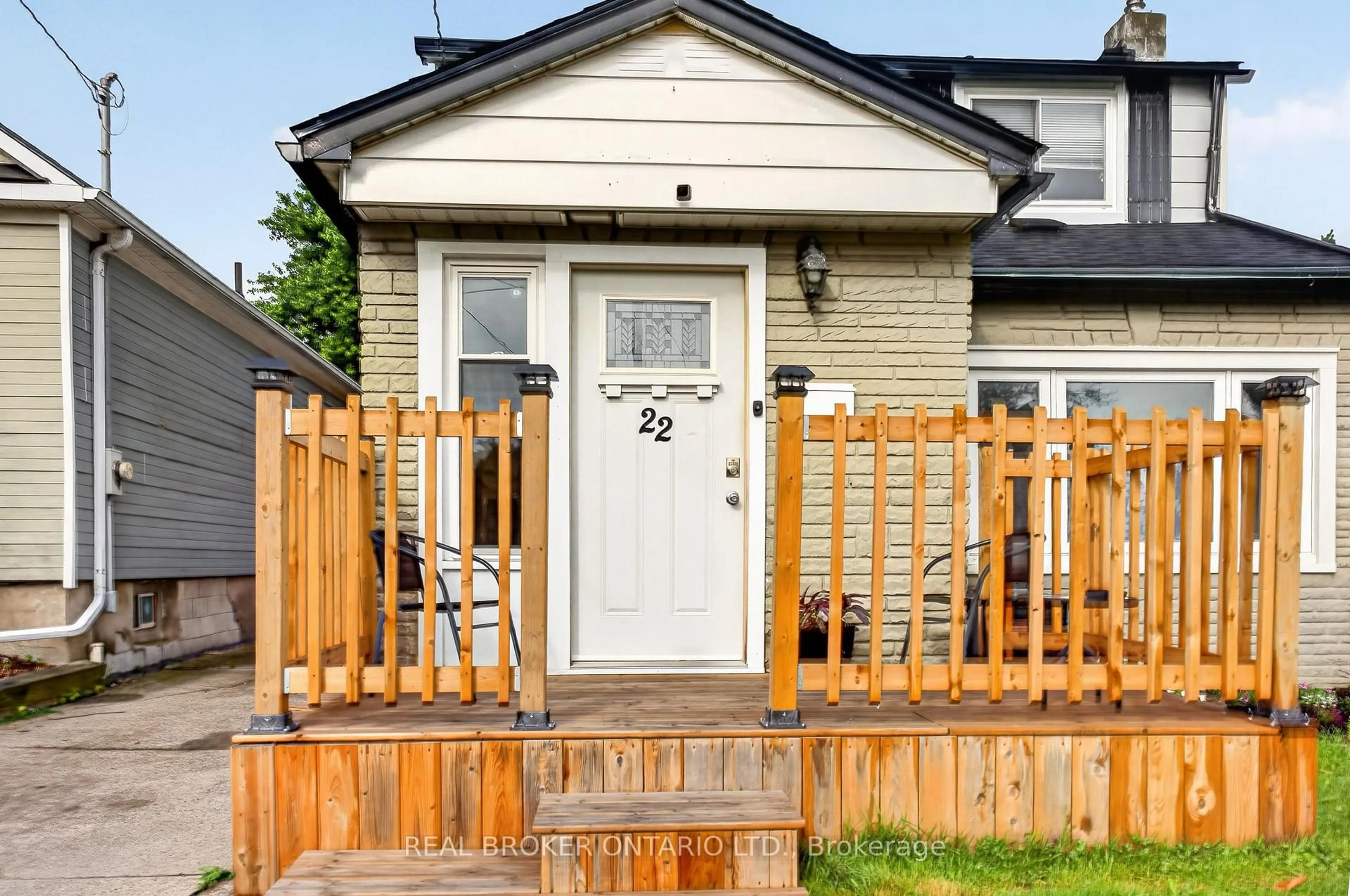 Home with vinyl exterior material, street for 22 Edith St, St. Catharines Ontario L2S 2P7