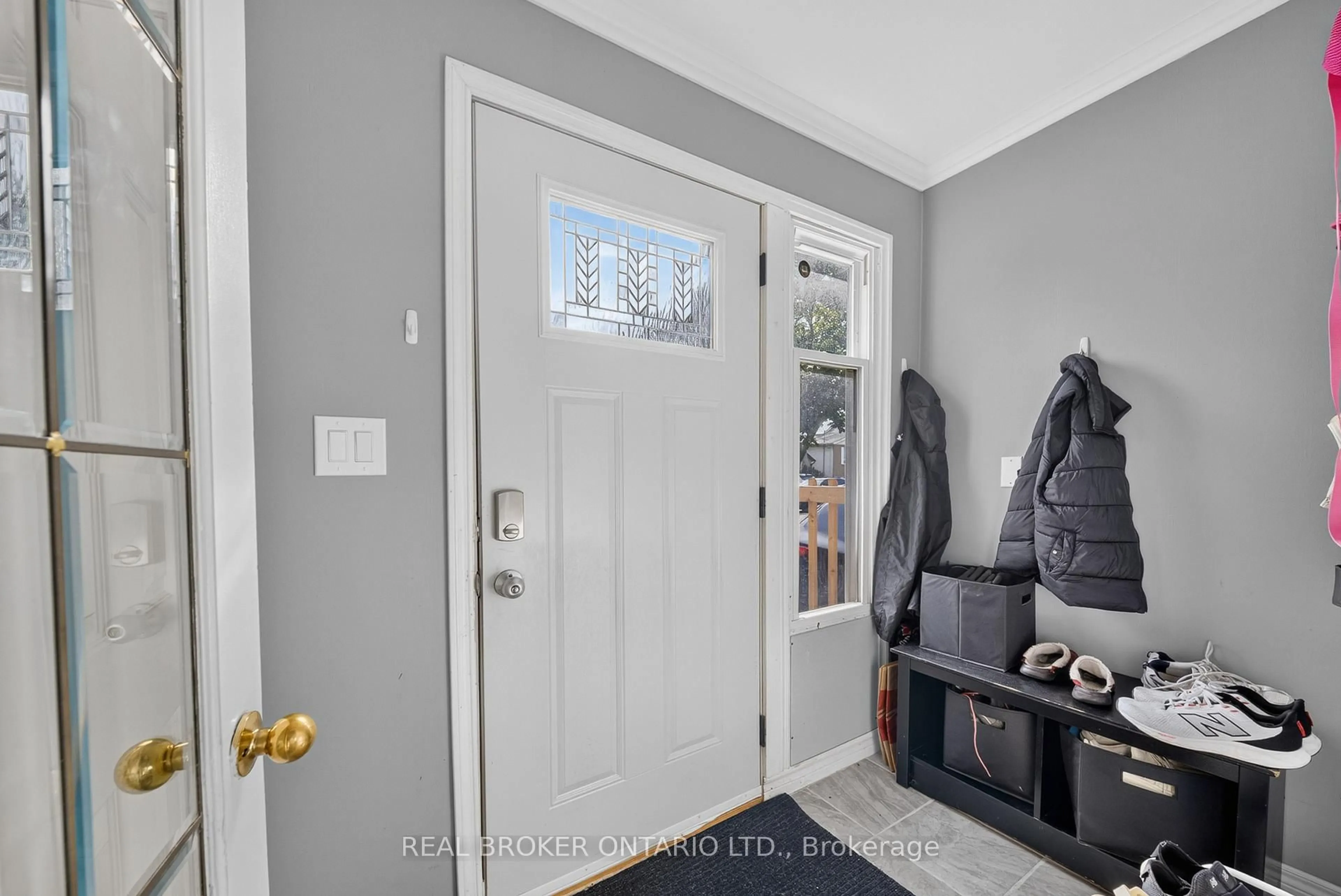 Indoor entryway for 22 Edith St, St. Catharines Ontario L2S 2P7