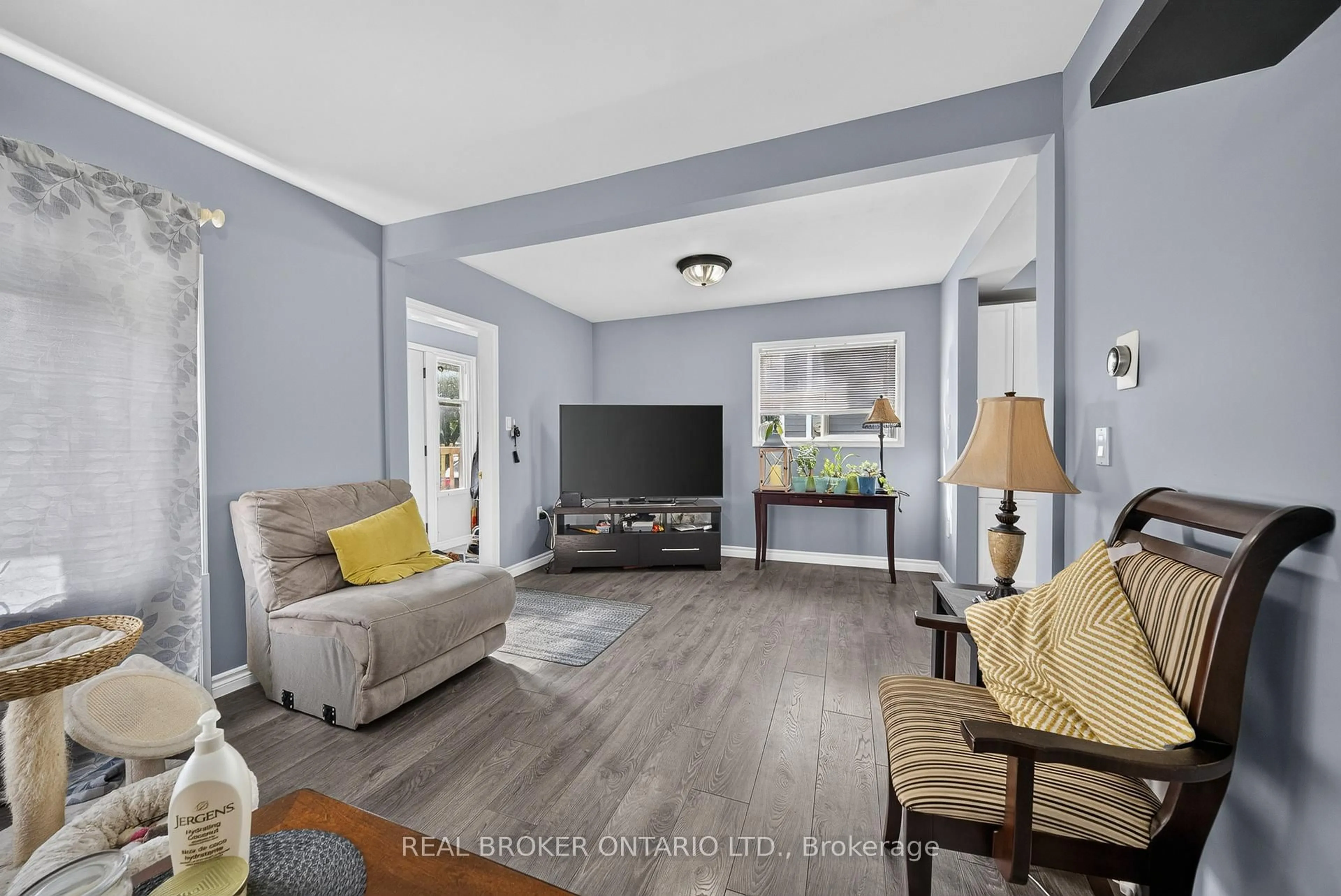 Living room with furniture, unknown for 22 Edith St, St. Catharines Ontario L2S 2P7