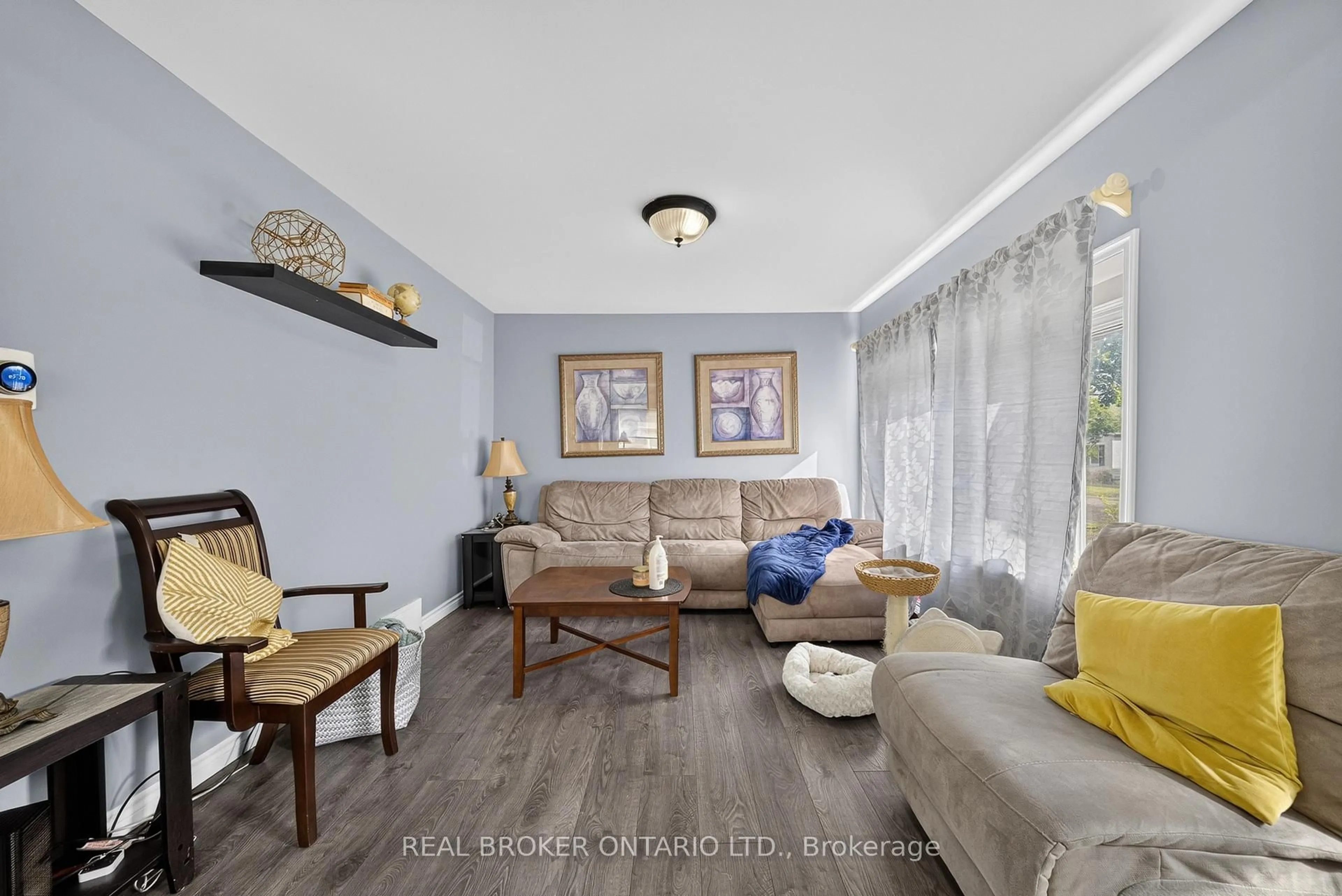 Living room with furniture, unknown for 22 Edith St, St. Catharines Ontario L2S 2P7