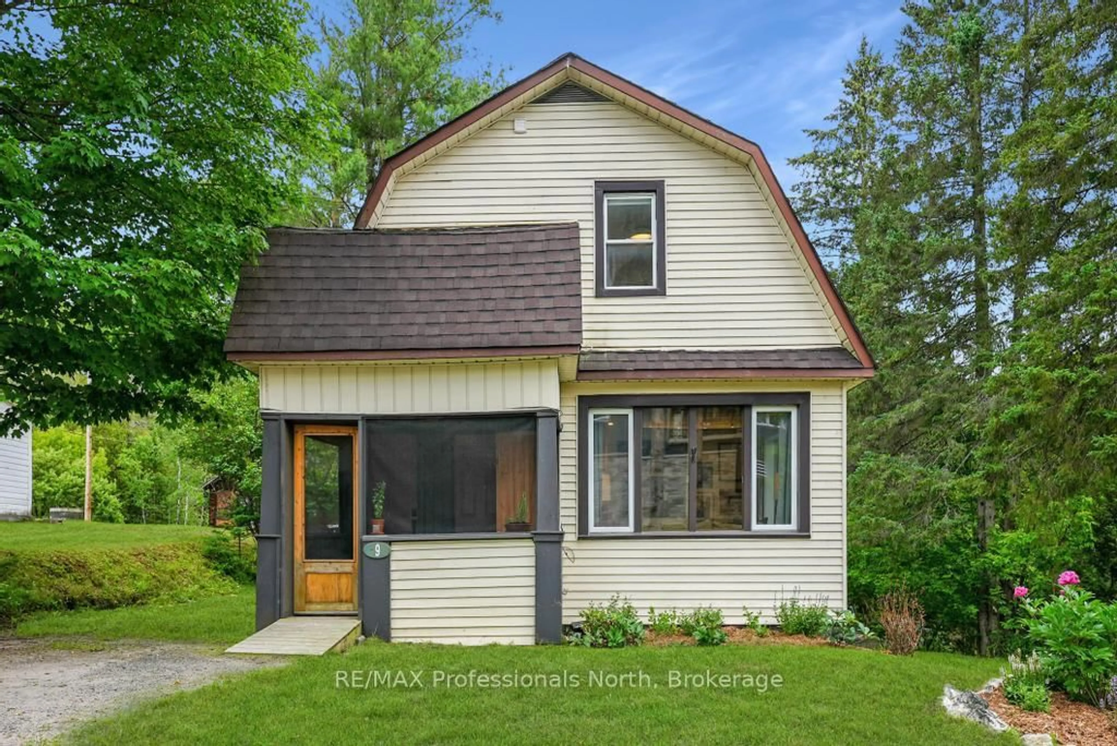 Home with vinyl exterior material, unknown for 9 Lake Ave, Dysart et al Ontario K0M 1S0