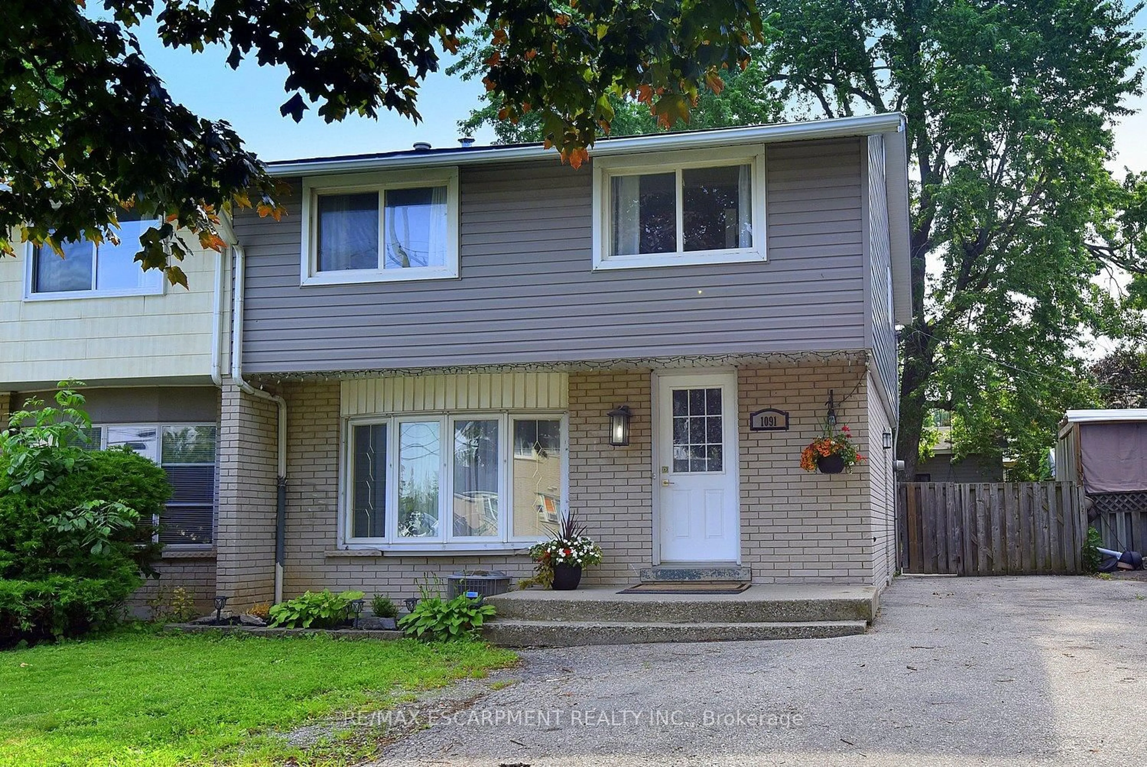Home with vinyl exterior material, street for 1091 Upper Wellington St, Hamilton Ontario L9A 3S5
