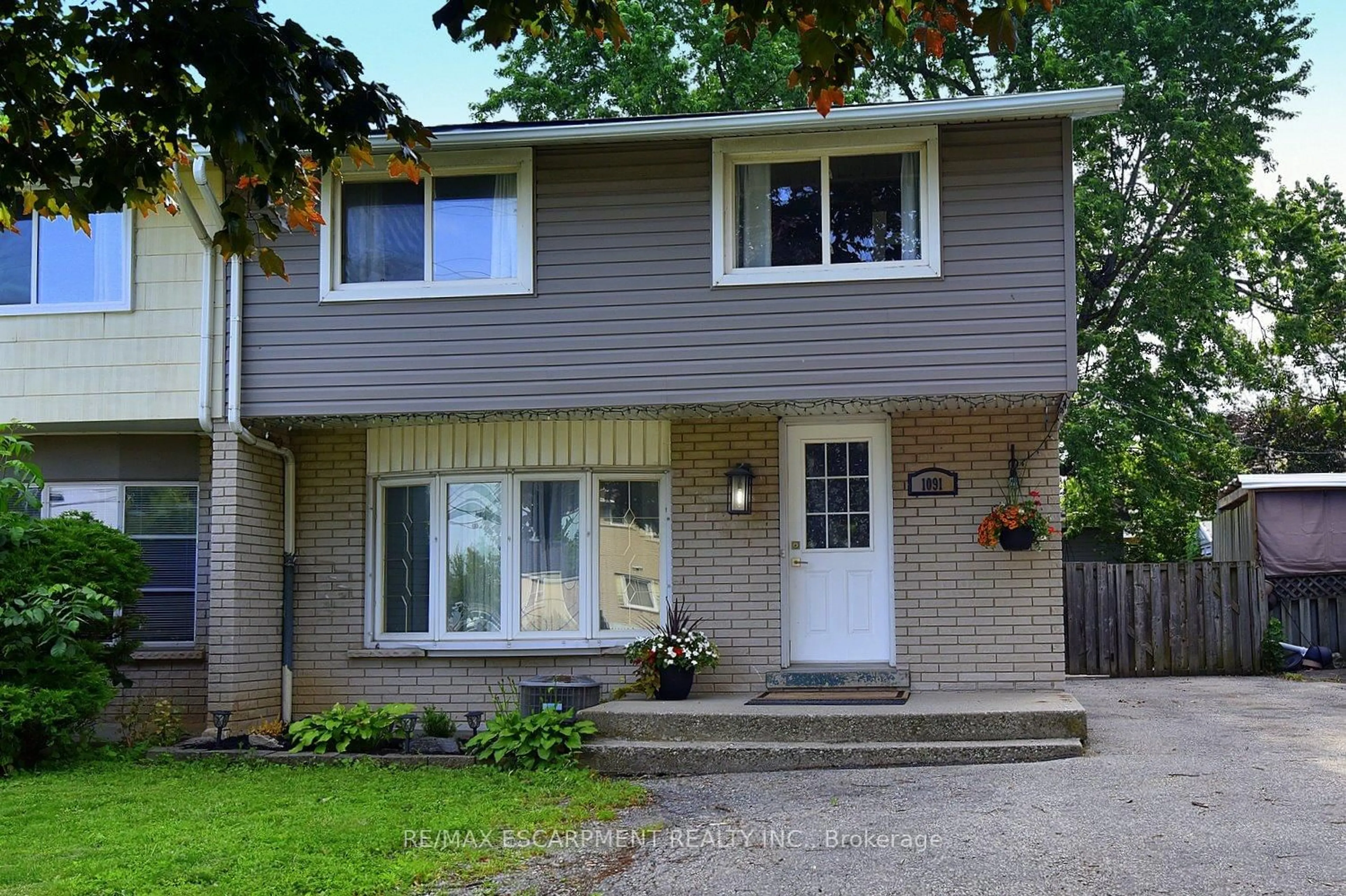 Home with vinyl exterior material, street for 1091 Upper Wellington St, Hamilton Ontario L9A 3S5