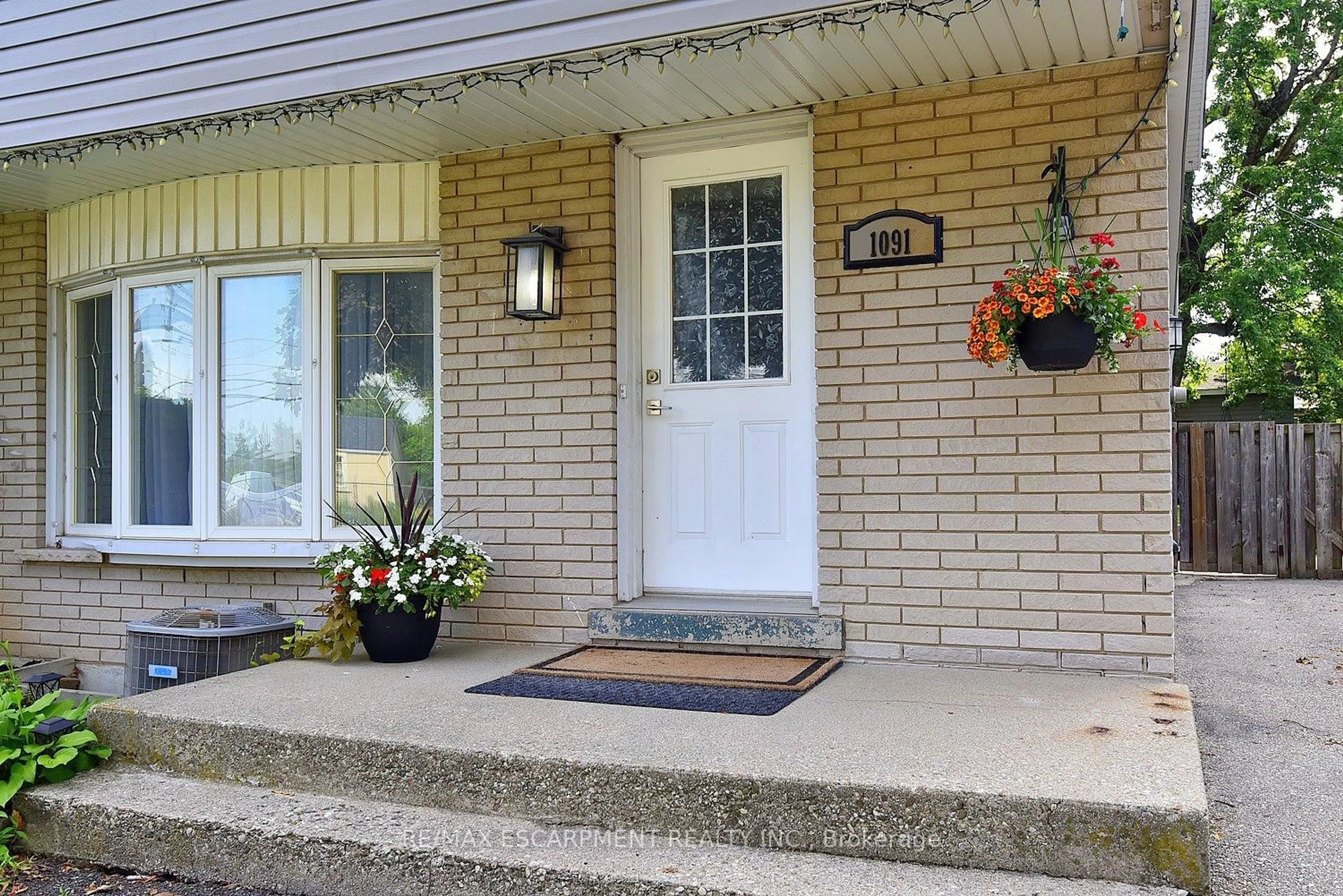 Indoor entryway for 1091 Upper Wellington St, Hamilton Ontario L9A 3S5