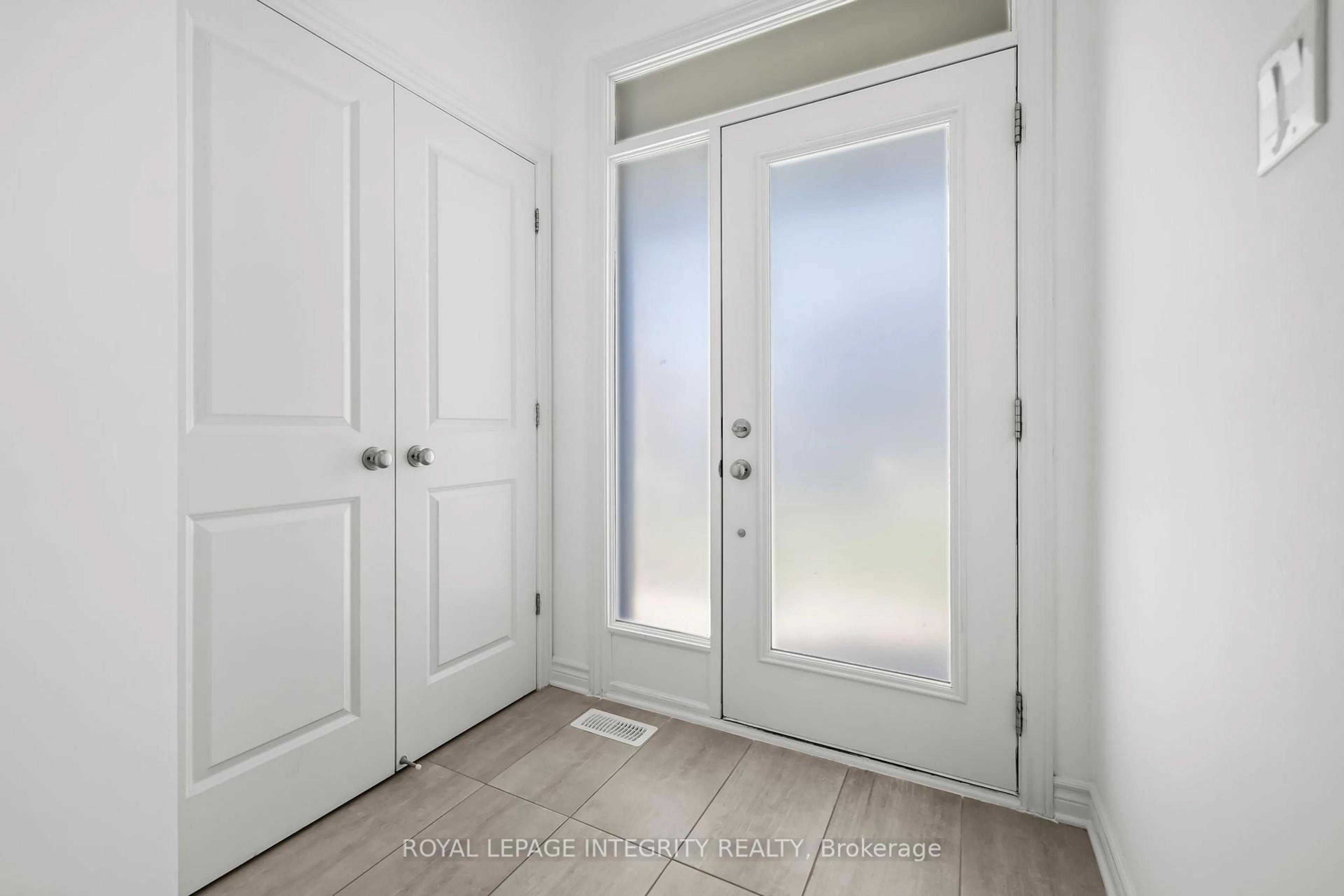 Indoor entryway for 691 Capricorn Circ, Ottawa Ontario K4M 0J5