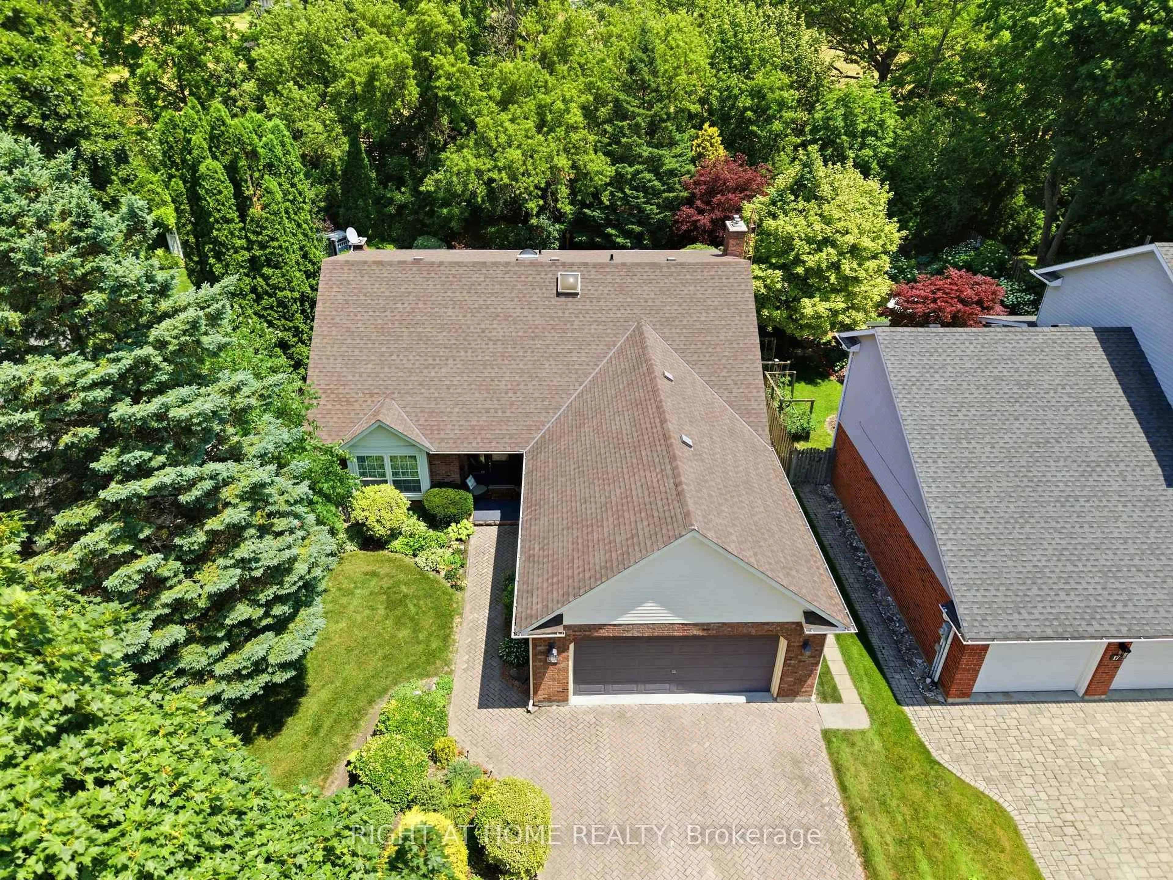A pic from outside/outdoor area/front of a property/back of a property/a pic from drone, street for 15 The Prom, Niagara-on-the-Lake Ontario L0S 1J0