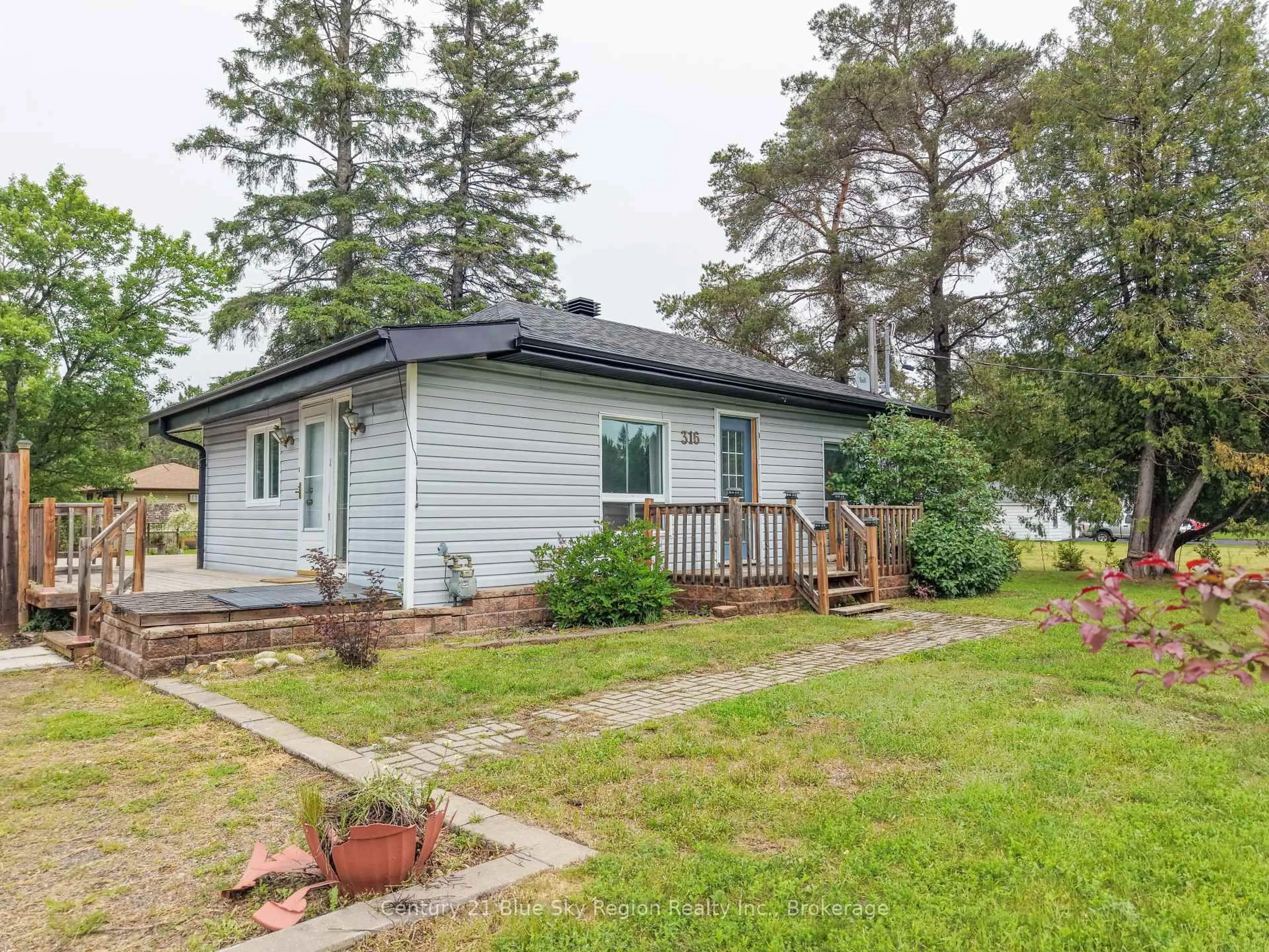 A pic from outside/outdoor area/front of a property/back of a property/a pic from drone, street for 316 Tower Dr, North Bay Ontario P1B 8G2