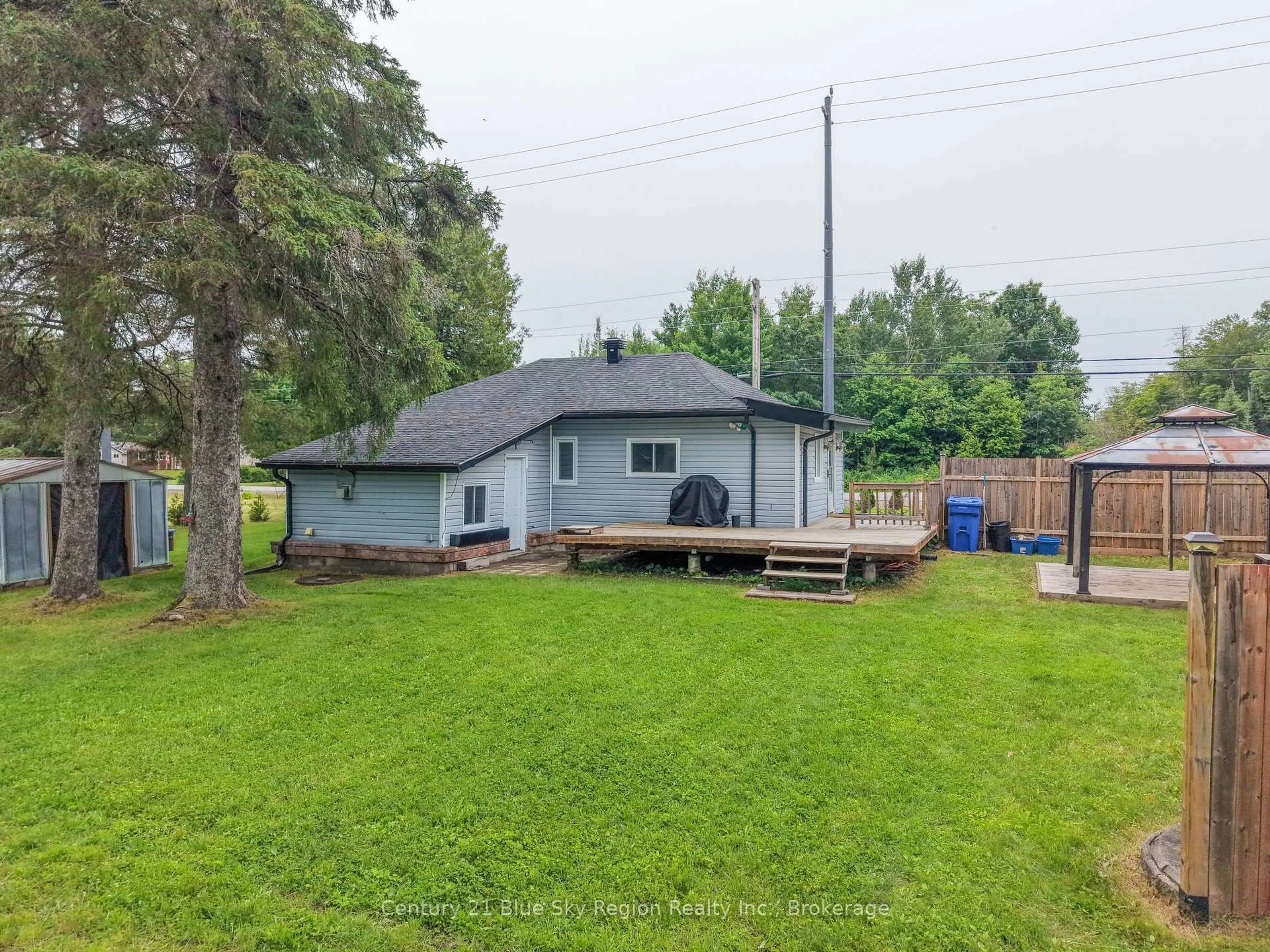 A pic from outside/outdoor area/front of a property/back of a property/a pic from drone, street for 316 Tower Dr, North Bay Ontario P1B 8G2