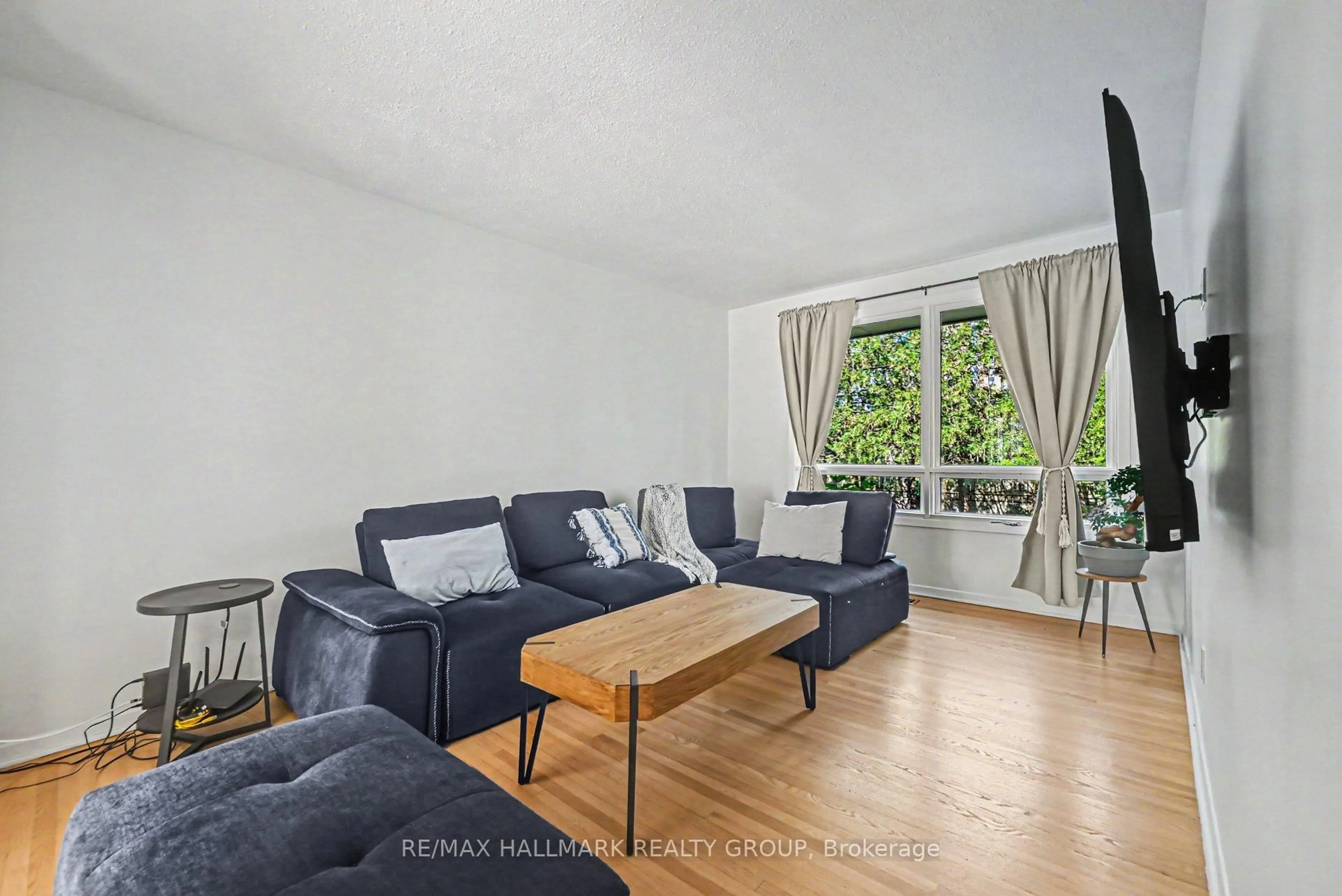 Living room with furniture, unknown for 763B Ridgewood Ave, Ottawa Ontario K1V 6M8