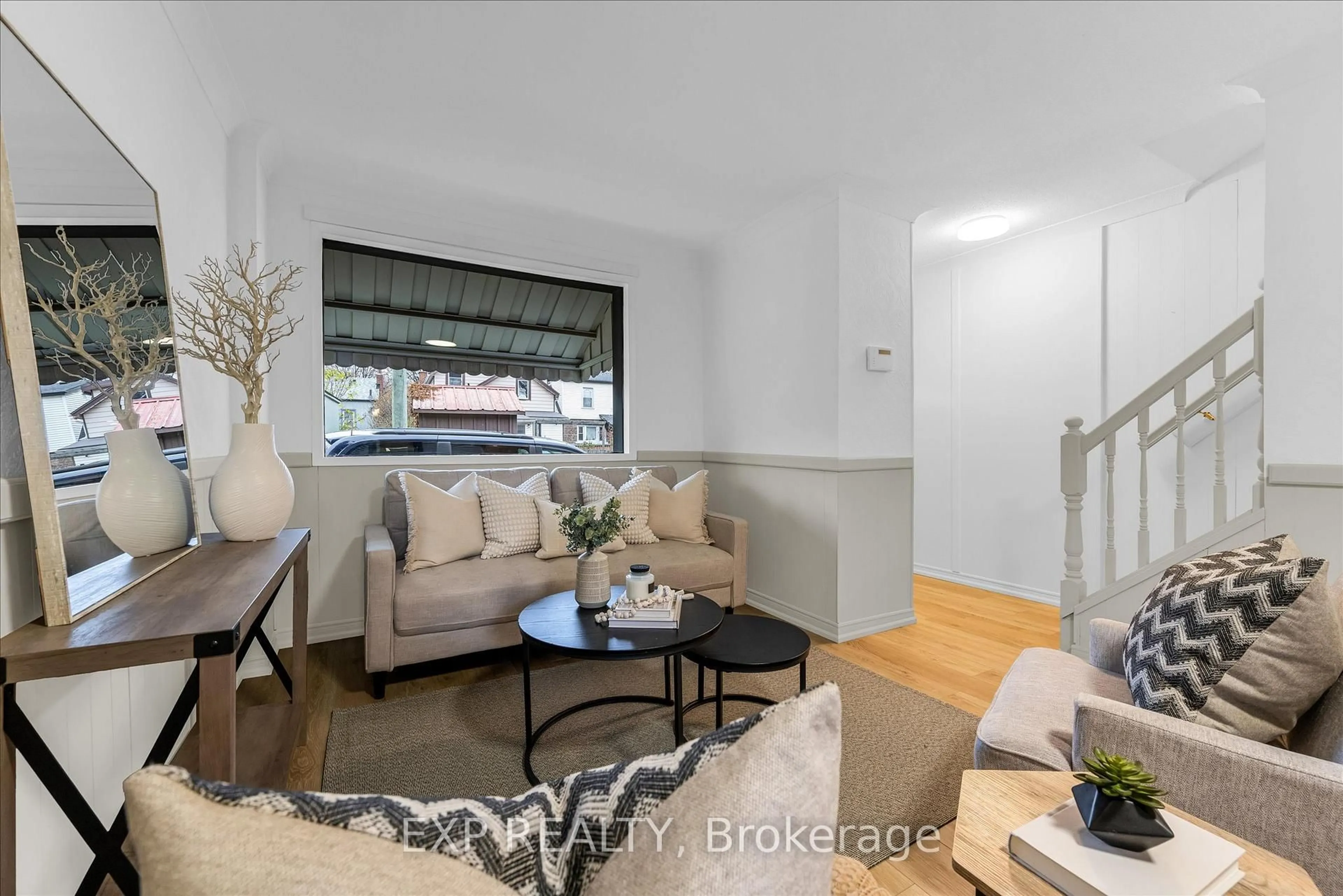 Living room with furniture, unknown for 11 Ford St, Hamilton Ontario L8N 2P4