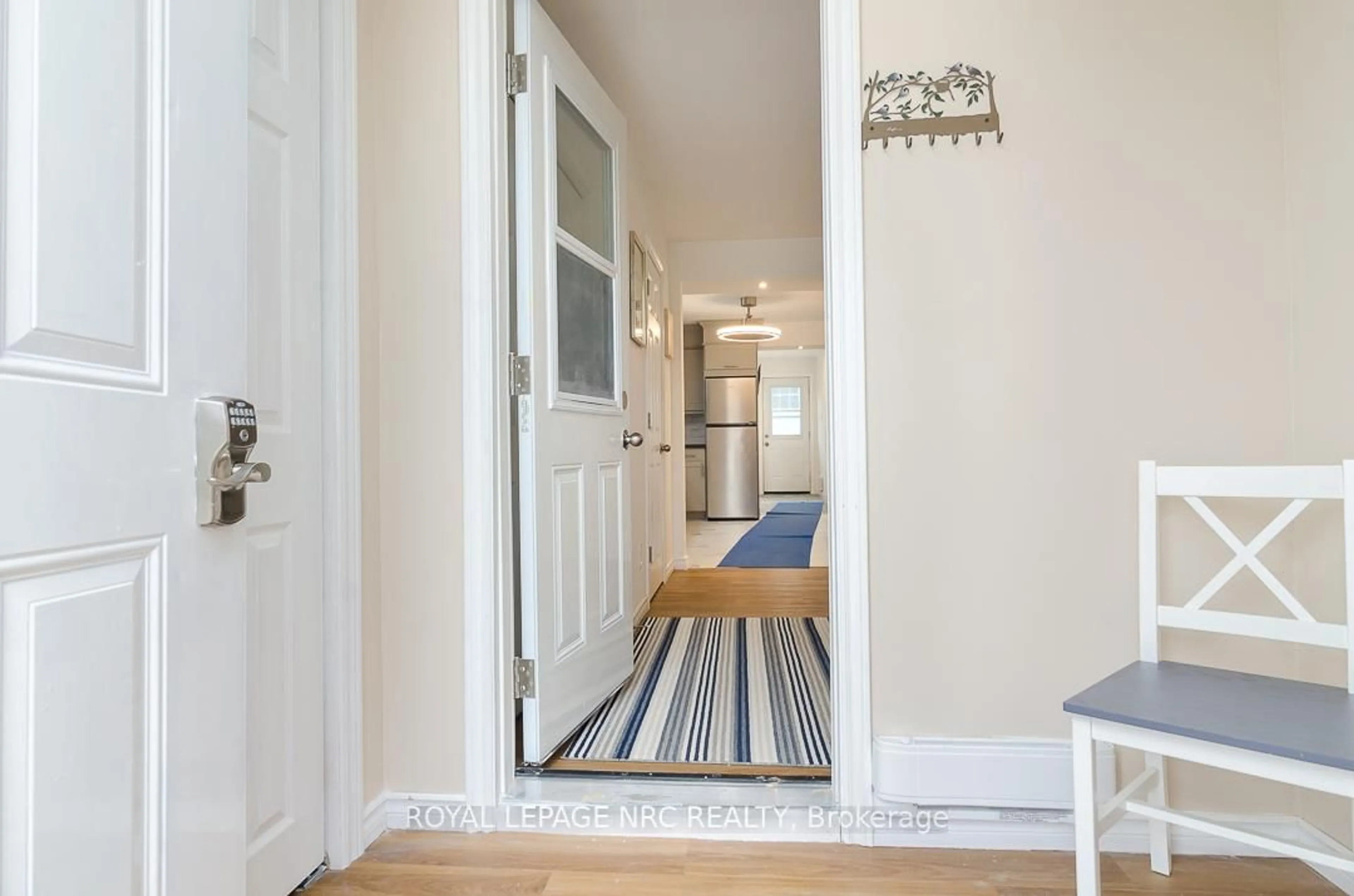 Indoor entryway for 84 Idylewylde Pl, Fort Erie Ontario L2A 2L1