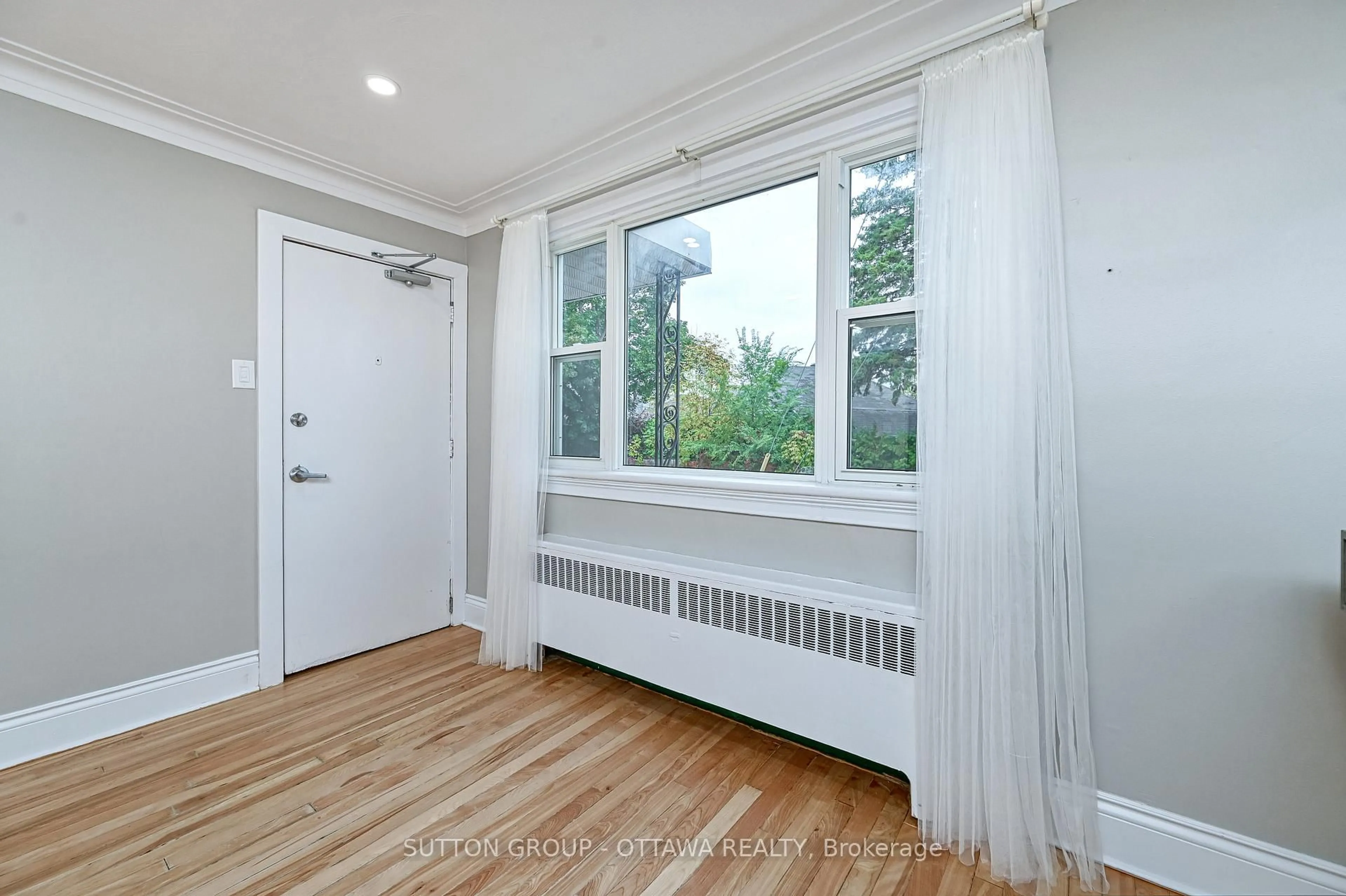 Indoor entryway for 154-156 Dagmar Ave, Ottawa Ontario K1L 5T2