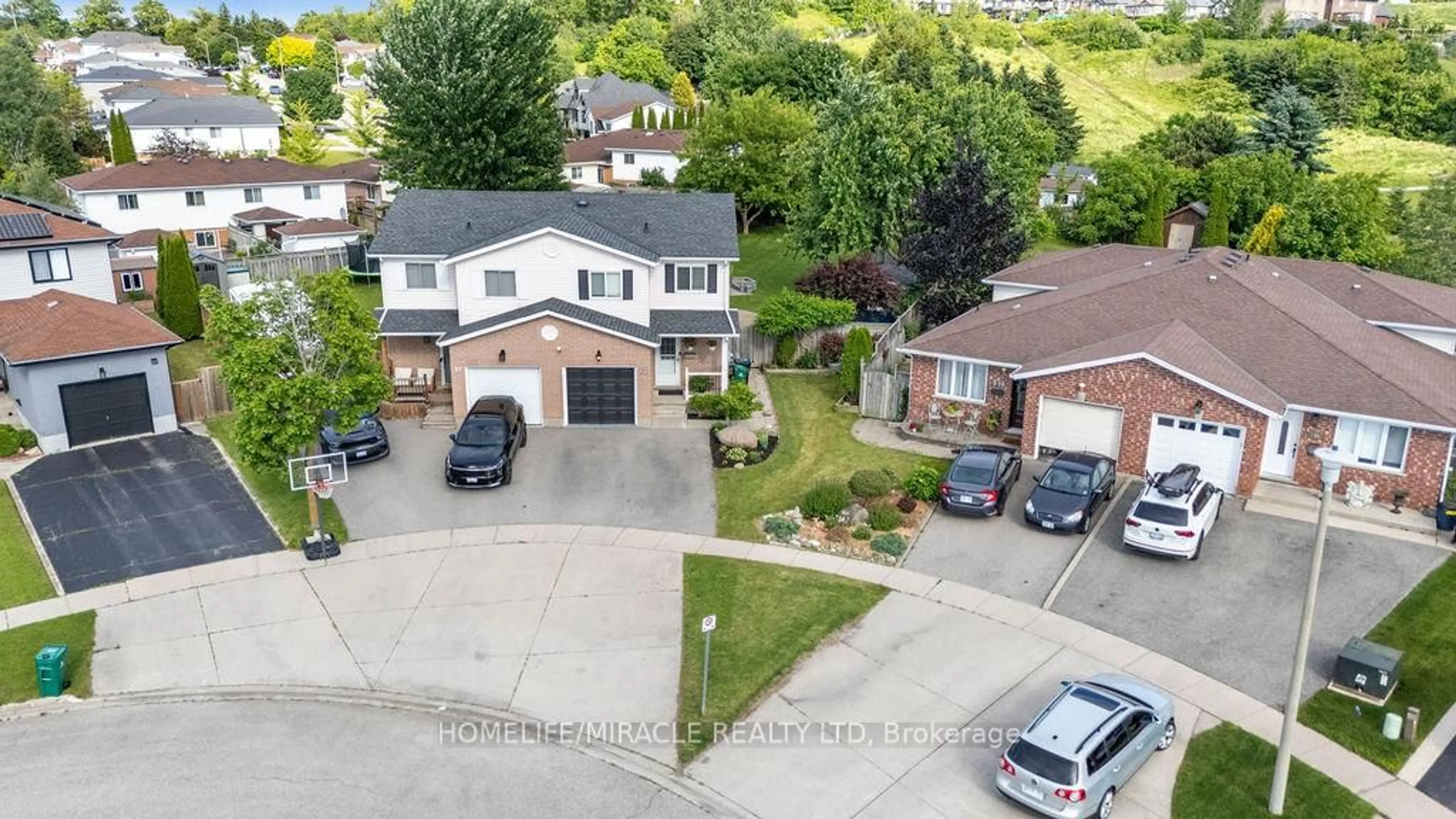 A pic from outside/outdoor area/front of a property/back of a property/a pic from drone, street for 33 Remple Crt, Cambridge Ontario N1P 1C2