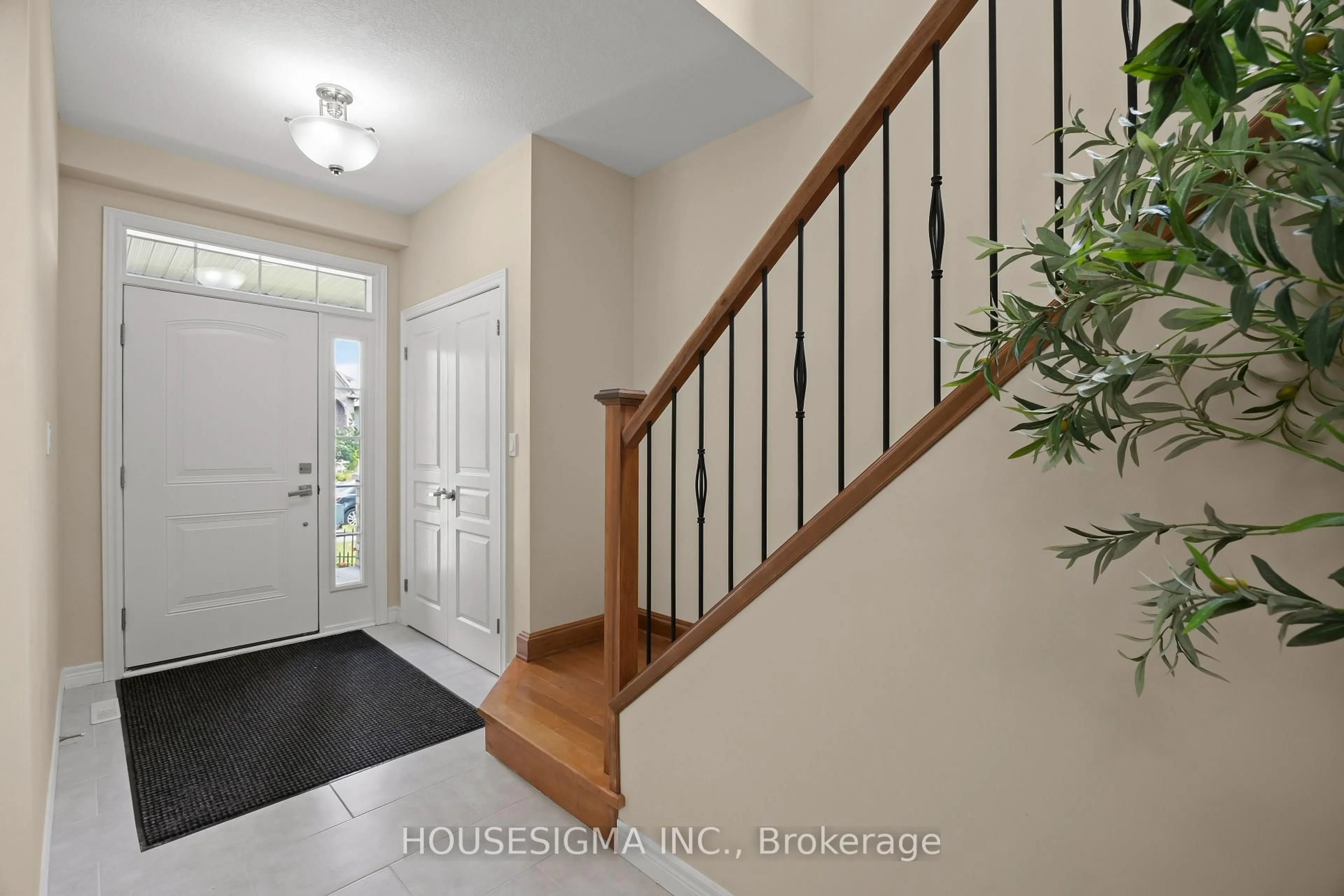 Indoor entryway for 1939 Jubilee Dr, London North Ontario N6G 0H6