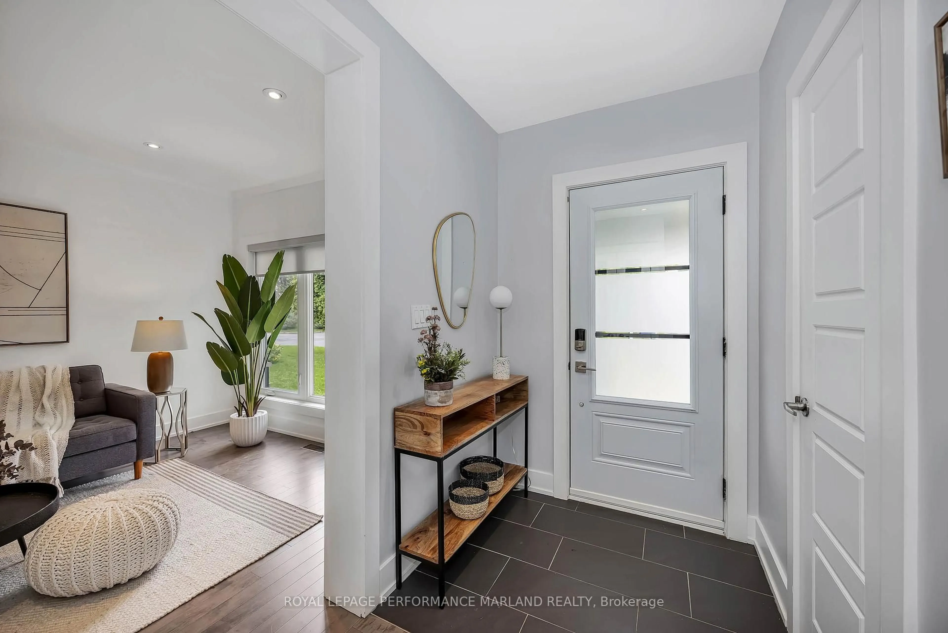 Indoor entryway for 292 Currell Ave, Ottawa Ontario K1Z 7J6