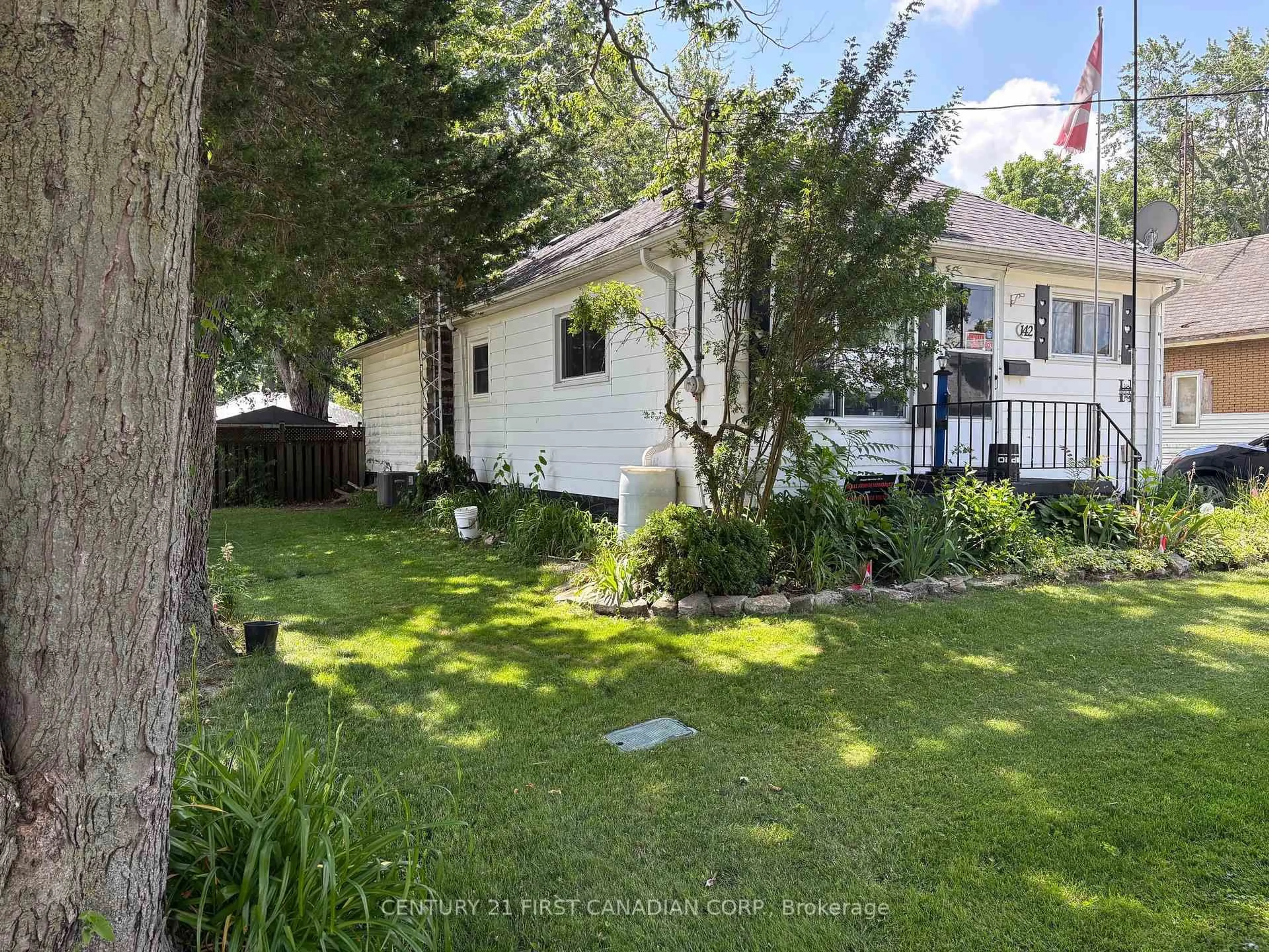 A pic from outside/outdoor area/front of a property/back of a property/a pic from drone, street for 142 Frederic St, West Elgin Ontario N0L 2P0