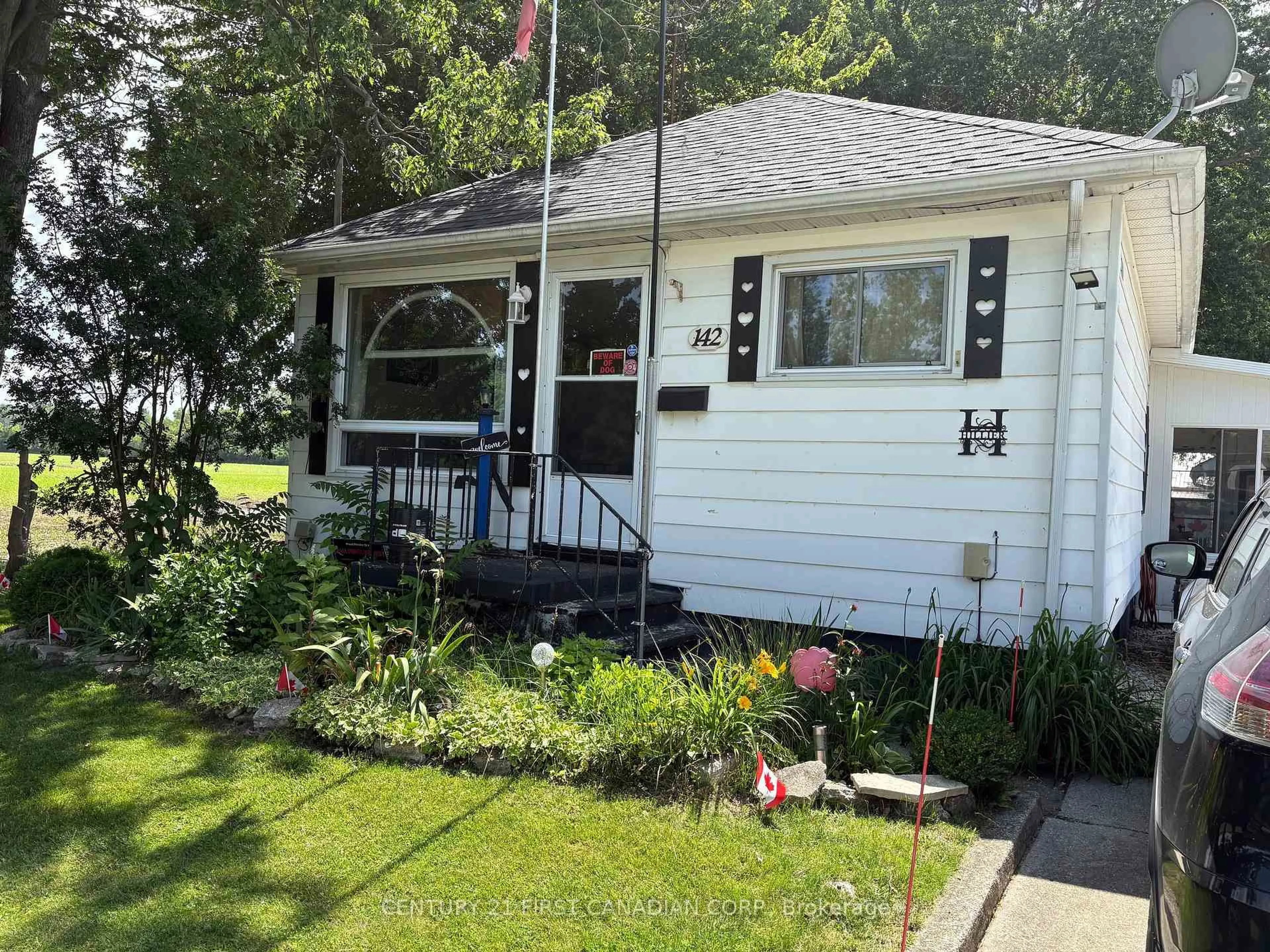 Home with vinyl exterior material, street for 142 Frederic St, West Elgin Ontario N0L 2P0