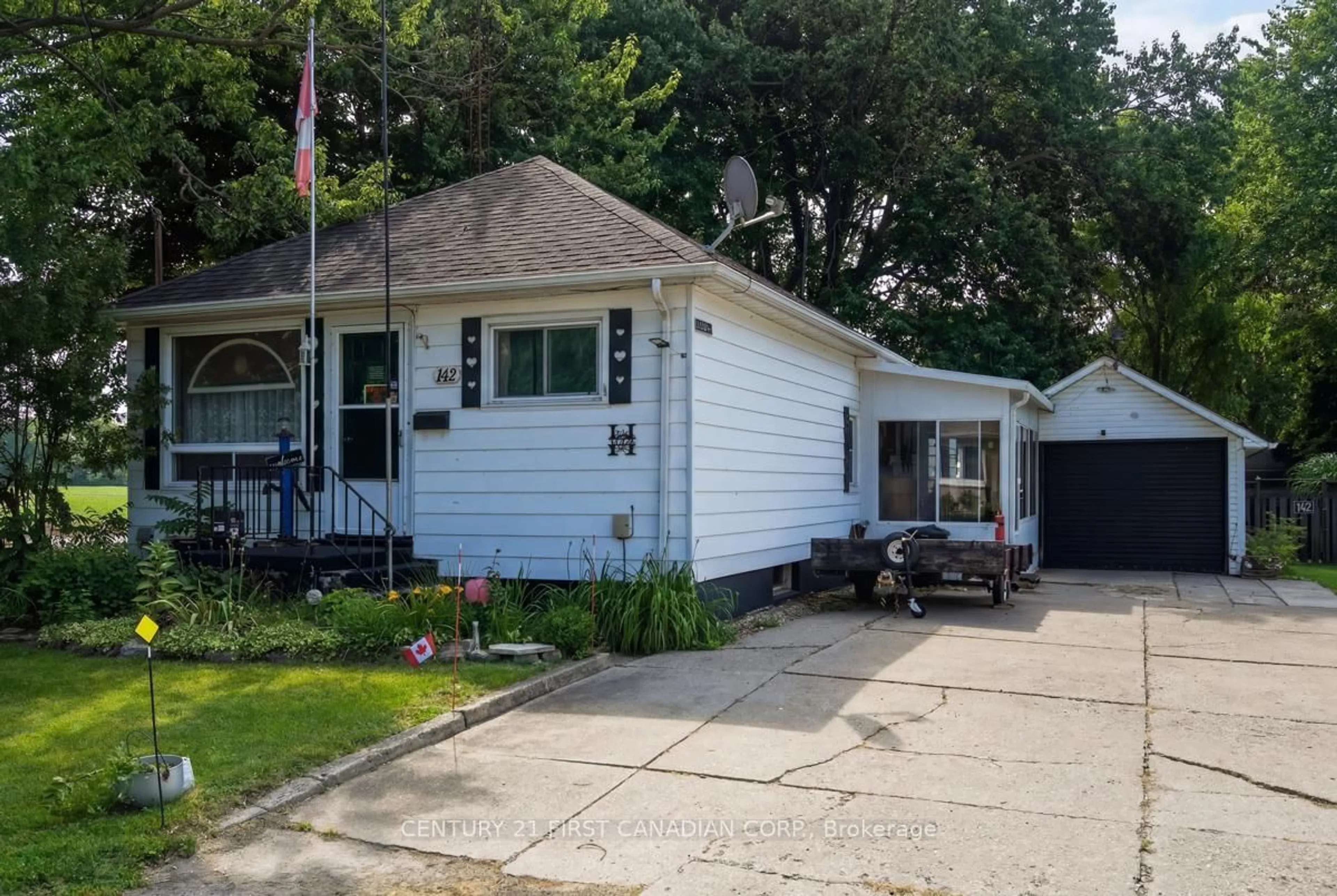 Home with vinyl exterior material, street for 142 Frederic St, West Elgin Ontario N0L 2P0