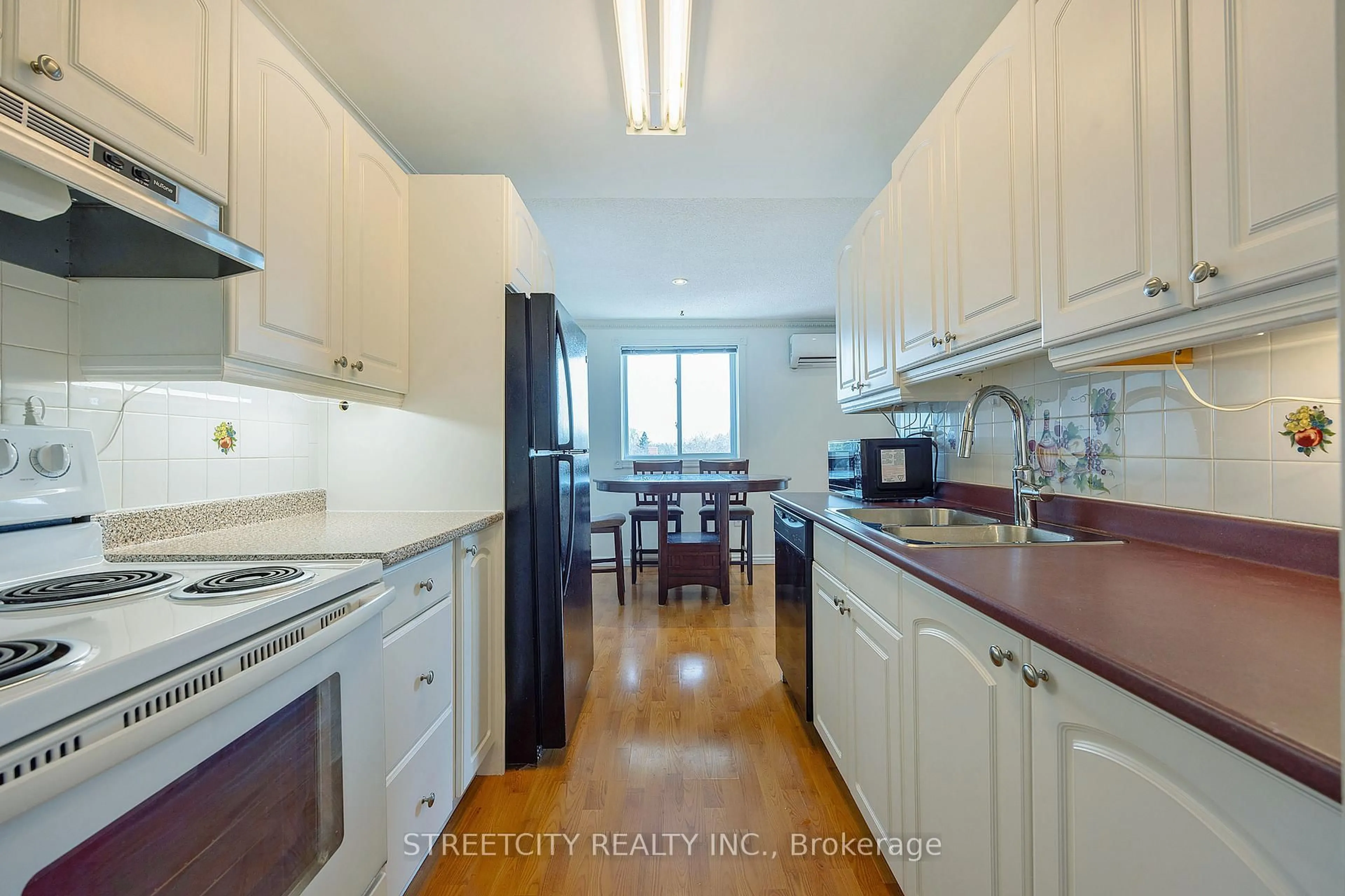 Standard kitchen, wood/laminate floor for 986 Huron St #701, London East Ontario N5Y 5E4