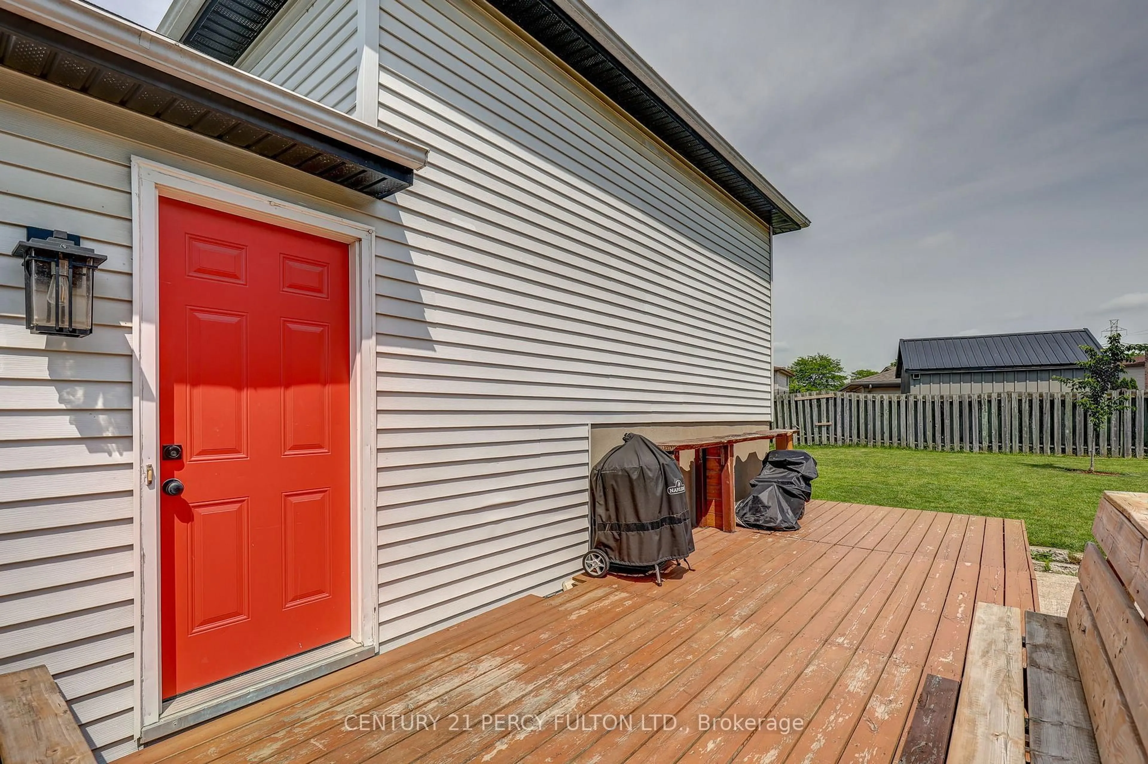 A pic from outside/outdoor area/front of a property/back of a property/a pic from drone, street for 132 Sundridge Cres, London South Ontario N5Z 4R7