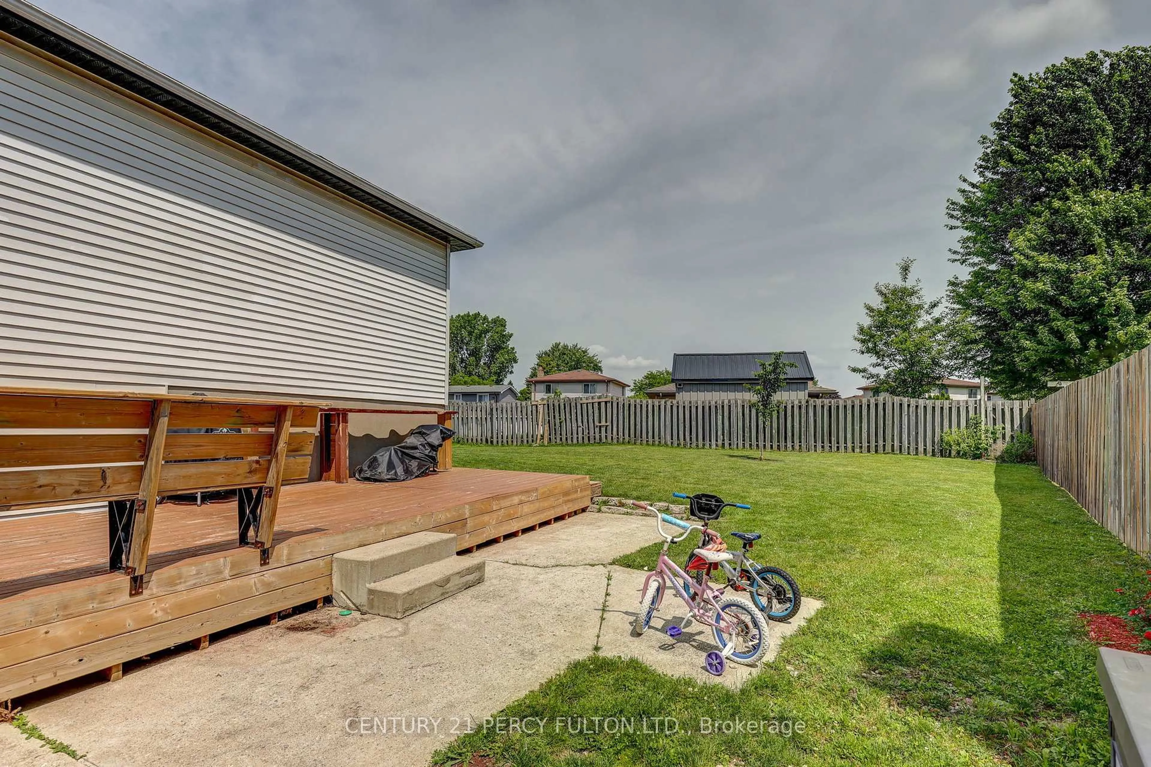 A pic from outside/outdoor area/front of a property/back of a property/a pic from drone, unknown for 132 Sundridge Cres, London South Ontario N5Z 4R7