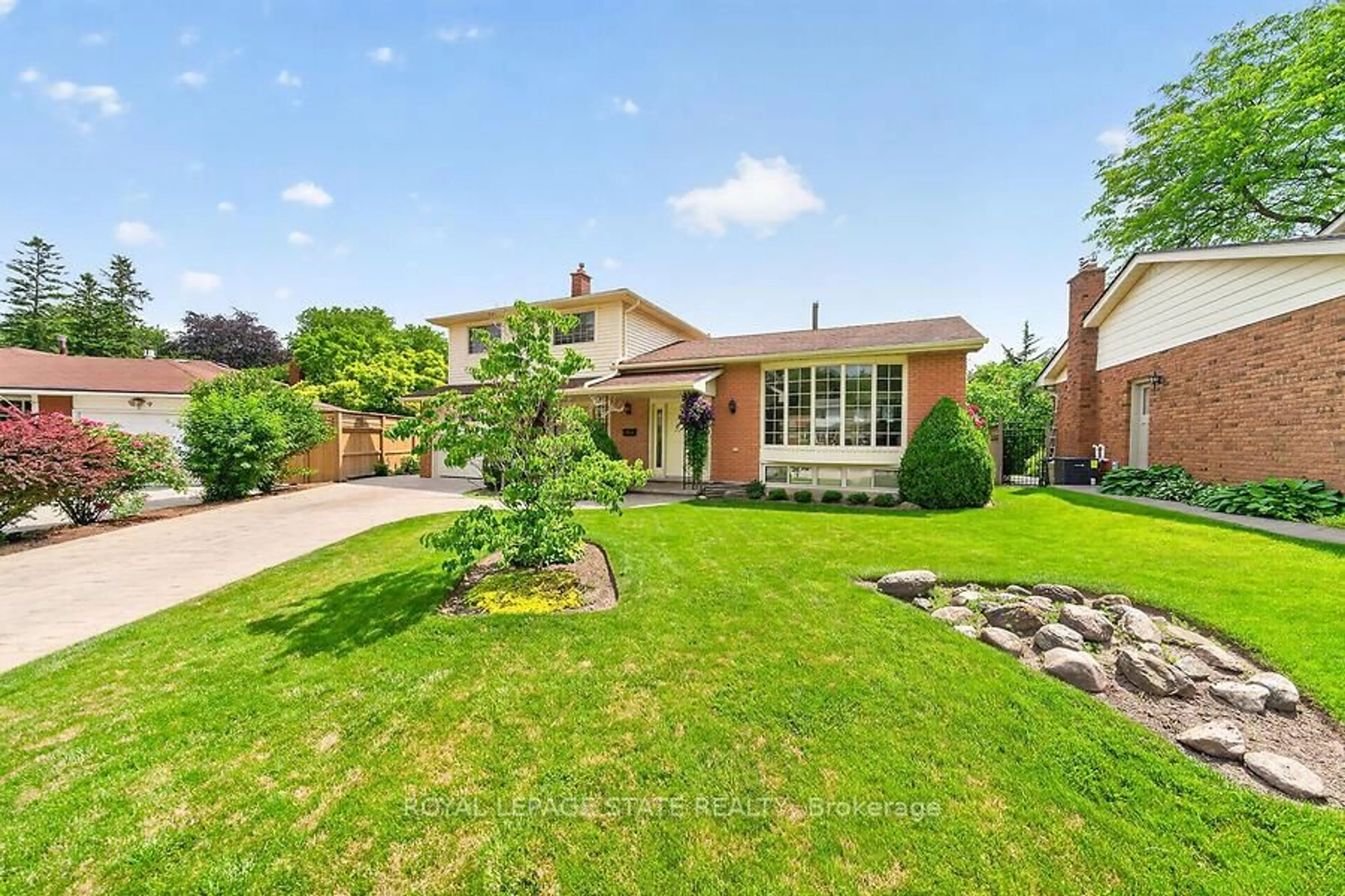 Home with brick exterior material, street for 7 Elizabeth Crt, Hamilton Ontario L8S 2P5