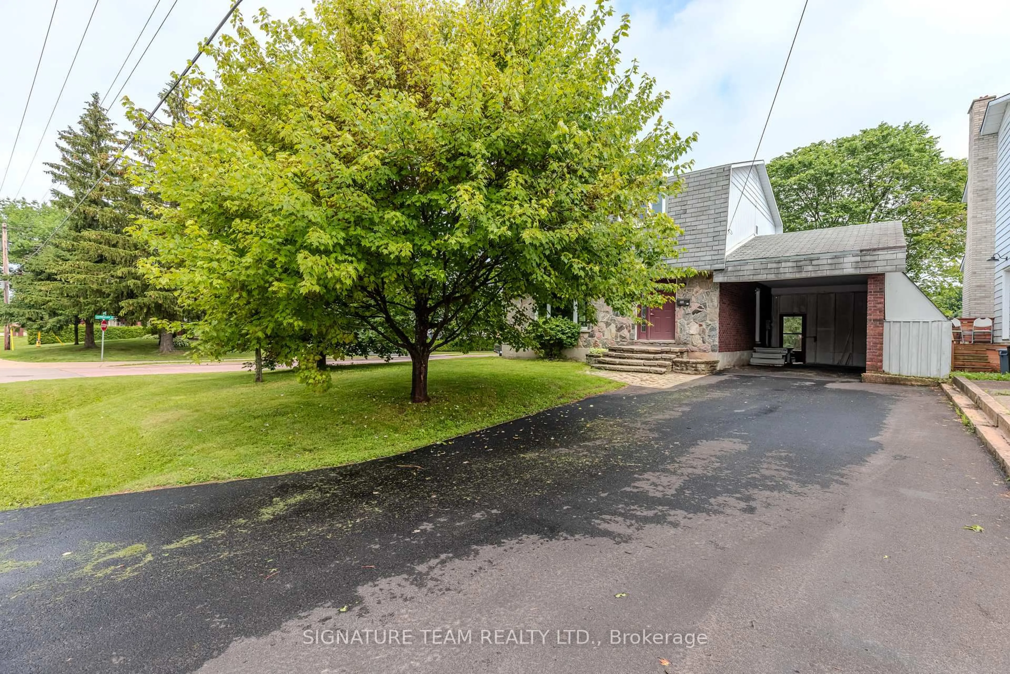 A pic from outside/outdoor area/front of a property/back of a property/a pic from drone, street for 401 Broadview Dr, Pembroke Ontario K8A 7W2